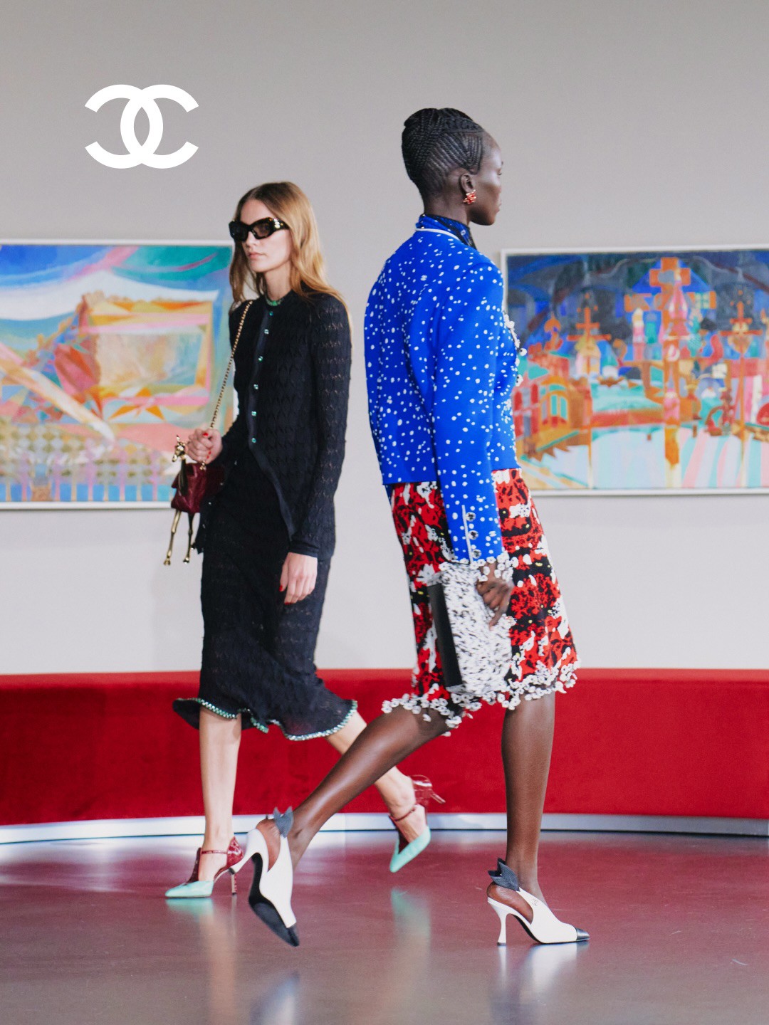 Hinh anh Sau hơn một thập kỉ kể từ lúc nhà mốt Karl Lagerfeld đem CHANEL Cruise đến Hàn Quốc năm 2016, show diễn CHANEL Métiers d'art 2026 đã ghé thăm xứ sở Kimchi vào ngày 26 tháng 5 vừa qua. Sự kiện không chỉ là một buổi trình diễn thời trang đơn thuần, mà là một bữa tiệc thị giác đỉnh cao, tôn vinh tinh hoa thủ công Pháp (Savoir-faire) ngay trên nền một không gian nghệ thuật đương đại đậm chất điện ảnh. 2