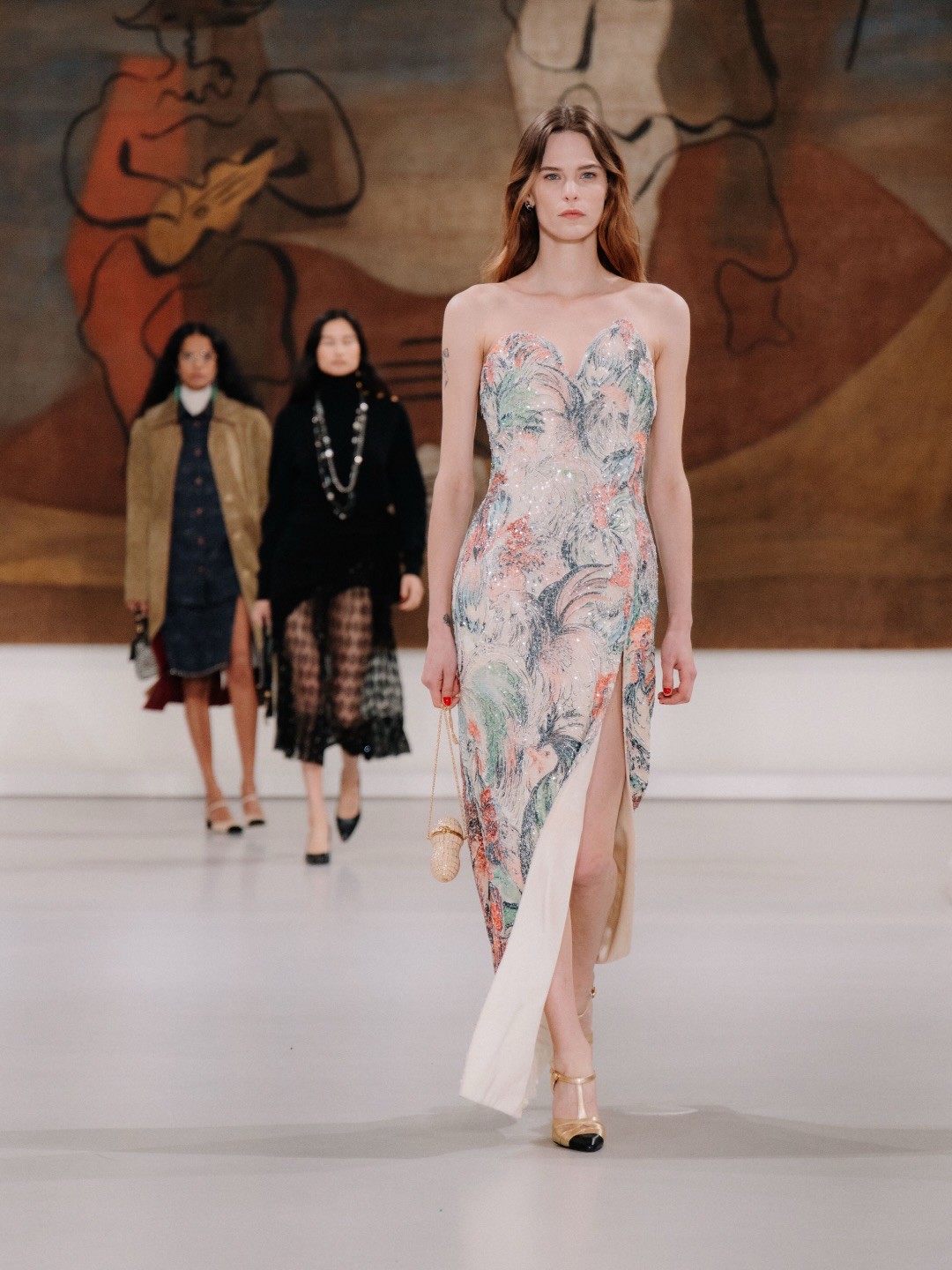 Hinh anh Sau hơn một thập kỉ kể từ lúc nhà mốt Karl Lagerfeld đem CHANEL Cruise đến Hàn Quốc năm 2016, show diễn CHANEL Métiers d'art 2026 đã ghé thăm xứ sở Kimchi vào ngày 26 tháng 5 vừa qua. Sự kiện không chỉ là một buổi trình diễn thời trang đơn thuần, mà là một bữa tiệc thị giác đỉnh cao, tôn vinh tinh hoa thủ công Pháp (Savoir-faire) ngay trên nền một không gian nghệ thuật đương đại đậm chất điện ảnh. 4