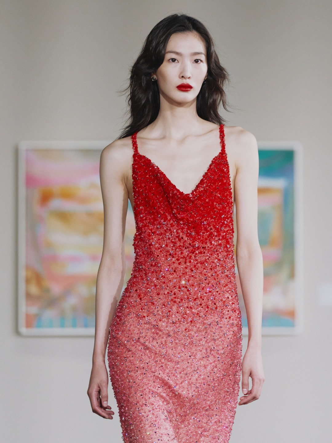 Hinh anh Sau hơn một thập kỉ kể từ lúc nhà mốt Karl Lagerfeld đem CHANEL Cruise đến Hàn Quốc năm 2016, show diễn CHANEL Métiers d'art 2026 đã ghé thăm xứ sở Kimchi vào ngày 26 tháng 5 vừa qua. Sự kiện không chỉ là một buổi trình diễn thời trang đơn thuần, mà là một bữa tiệc thị giác đỉnh cao, tôn vinh tinh hoa thủ công Pháp (Savoir-faire) ngay trên nền một không gian nghệ thuật đương đại đậm chất điện ảnh. 6