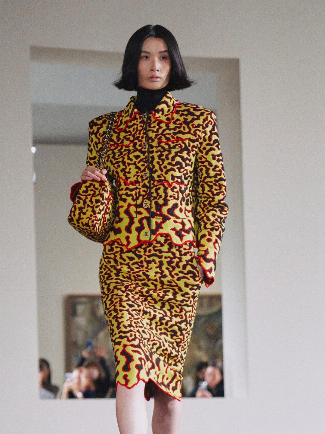 Hinh anh Sau hơn một thập kỉ kể từ lúc nhà mốt Karl Lagerfeld đem CHANEL Cruise đến Hàn Quốc năm 2016, show diễn CHANEL Métiers d'art 2026 đã ghé thăm xứ sở Kimchi vào ngày 26 tháng 5 vừa qua. Sự kiện không chỉ là một buổi trình diễn thời trang đơn thuần, mà là một bữa tiệc thị giác đỉnh cao, tôn vinh tinh hoa thủ công Pháp (Savoir-faire) ngay trên nền một không gian nghệ thuật đương đại đậm chất điện ảnh. 3