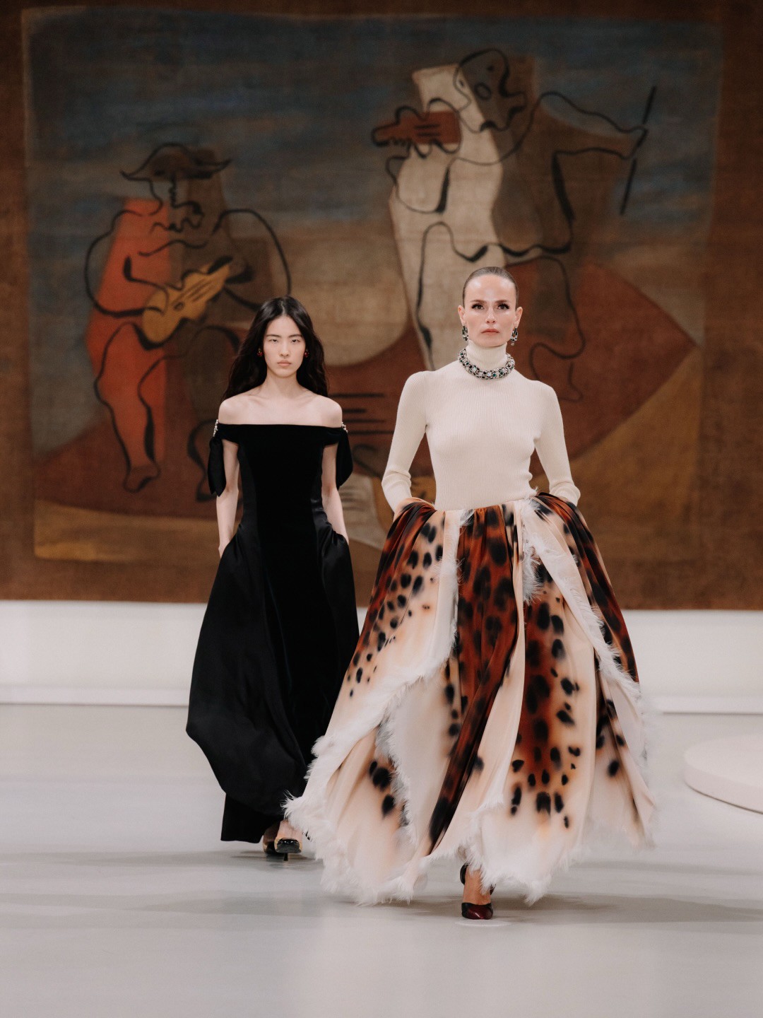 Hinh anh Sau hơn một thập kỉ kể từ lúc nhà mốt Karl Lagerfeld đem CHANEL Cruise đến Hàn Quốc năm 2016, show diễn CHANEL Métiers d'art 2026 đã ghé thăm xứ sở Kimchi vào ngày 26 tháng 5 vừa qua. Sự kiện không chỉ là một buổi trình diễn thời trang đơn thuần, mà là một bữa tiệc thị giác đỉnh cao, tôn vinh tinh hoa thủ công Pháp (Savoir-faire) ngay trên nền một không gian nghệ thuật đương đại đậm chất điện ảnh. 7