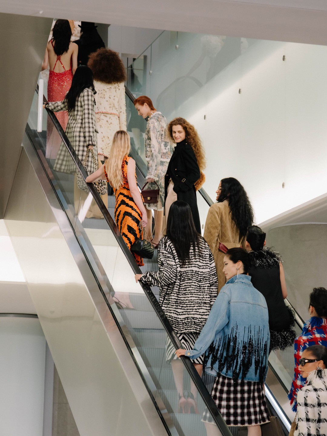 Hinh anh Sau hơn một thập kỉ kể từ lúc nhà mốt Karl Lagerfeld đem CHANEL Cruise đến Hàn Quốc năm 2016, show diễn CHANEL Métiers d'art 2026 đã ghé thăm xứ sở Kimchi vào ngày 26 tháng 5 vừa qua. Sự kiện không chỉ là một buổi trình diễn thời trang đơn thuần, mà là một bữa tiệc thị giác đỉnh cao, tôn vinh tinh hoa thủ công Pháp (Savoir-faire) ngay trên nền một không gian nghệ thuật đương đại đậm chất điện ảnh. 5