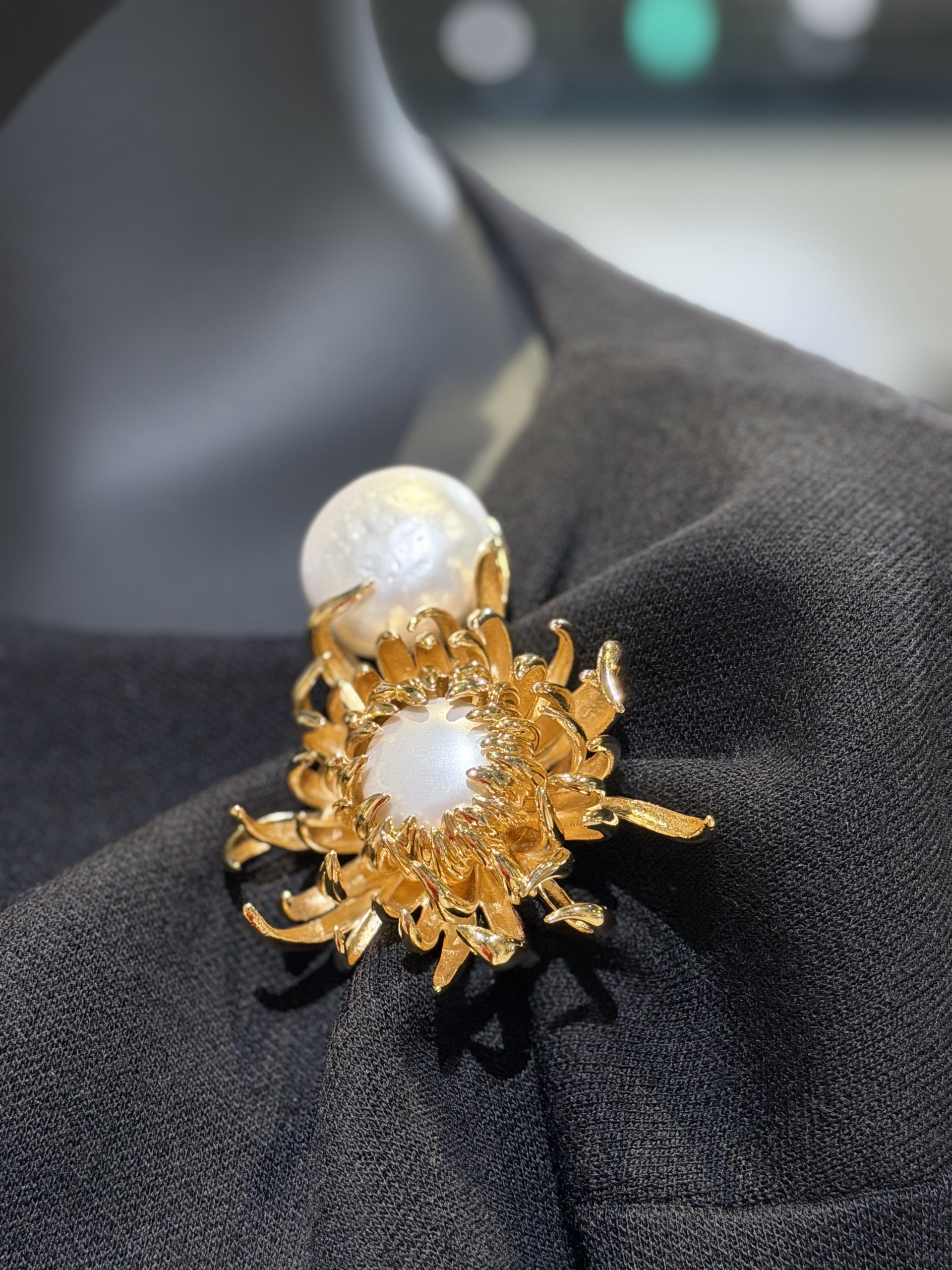 Hinh anh Sau hơn một thập kỉ kể từ lúc nhà mốt Karl Lagerfeld đem CHANEL Cruise đến Hàn Quốc năm 2016, show diễn CHANEL Métiers d'art 2026 đã ghé thăm xứ sở Kimchi vào ngày 26 tháng 5 vừa qua. Sự kiện không chỉ là một buổi trình diễn thời trang đơn thuần, mà là một bữa tiệc thị giác đỉnh cao, tôn vinh tinh hoa thủ công Pháp (Savoir-faire) ngay trên nền một không gian nghệ thuật đương đại đậm chất điện ảnh. 13