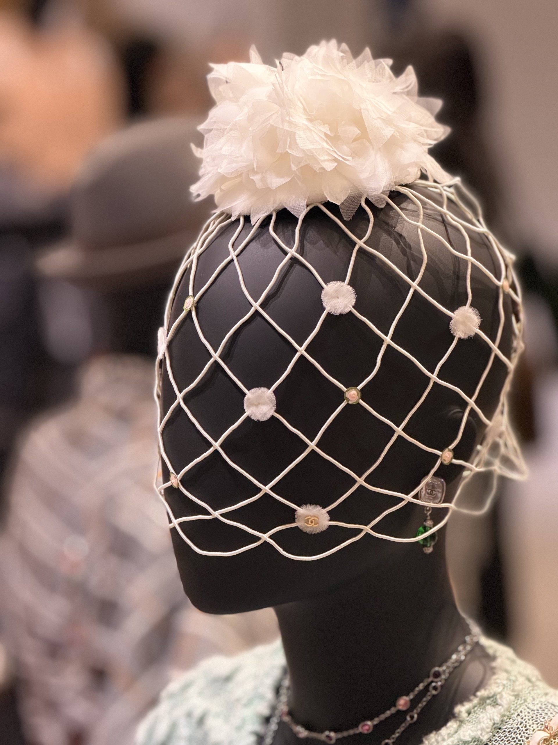 Hinh anh Sau hơn một thập kỉ kể từ lúc nhà mốt Karl Lagerfeld đem CHANEL Cruise đến Hàn Quốc năm 2016, show diễn CHANEL Métiers d'art 2026 đã ghé thăm xứ sở Kimchi vào ngày 26 tháng 5 vừa qua. Sự kiện không chỉ là một buổi trình diễn thời trang đơn thuần, mà là một bữa tiệc thị giác đỉnh cao, tôn vinh tinh hoa thủ công Pháp (Savoir-faire) ngay trên nền một không gian nghệ thuật đương đại đậm chất điện ảnh. 8