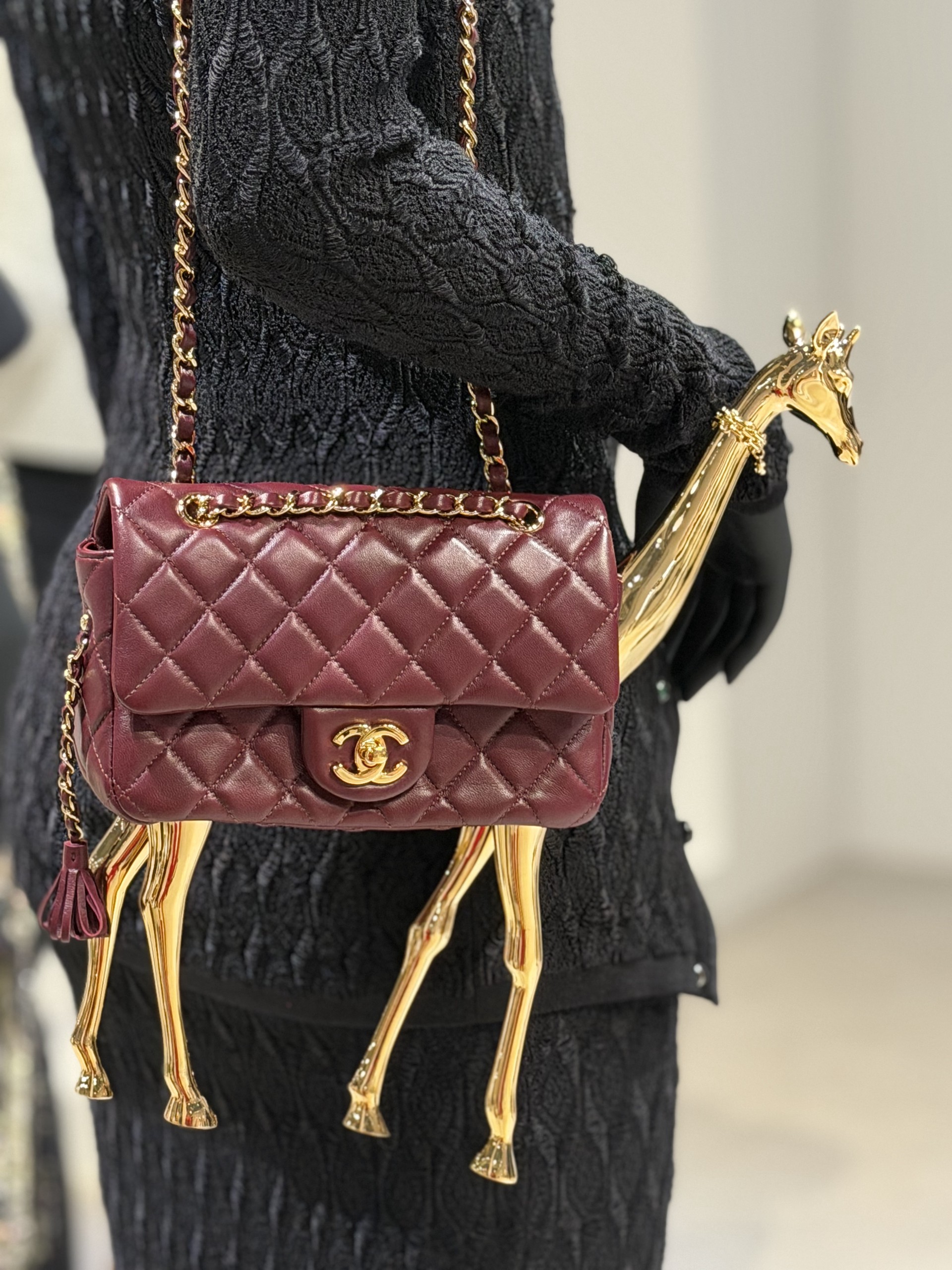 Hinh anh Sau hơn một thập kỉ kể từ lúc nhà mốt Karl Lagerfeld đem CHANEL Cruise đến Hàn Quốc năm 2016, show diễn CHANEL Métiers d'art 2026 đã ghé thăm xứ sở Kimchi vào ngày 26 tháng 5 vừa qua. Sự kiện không chỉ là một buổi trình diễn thời trang đơn thuần, mà là một bữa tiệc thị giác đỉnh cao, tôn vinh tinh hoa thủ công Pháp (Savoir-faire) ngay trên nền một không gian nghệ thuật đương đại đậm chất điện ảnh. 14