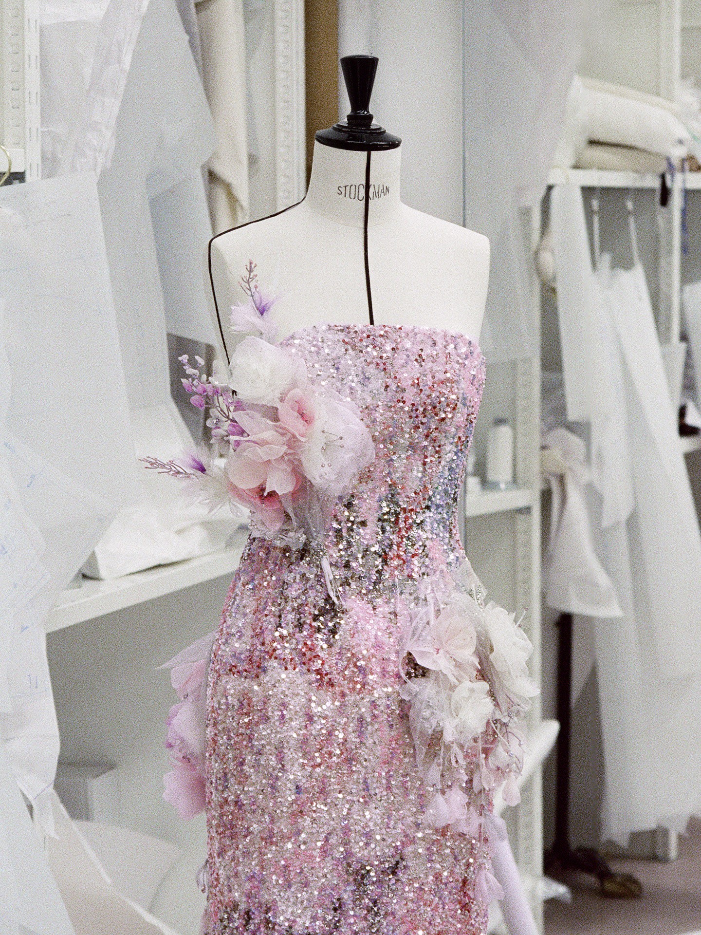 Hinh anh Khi Dior biến thảm xanh Met Gala 2026 thành "triển lãm nghệ thuật sống" 4