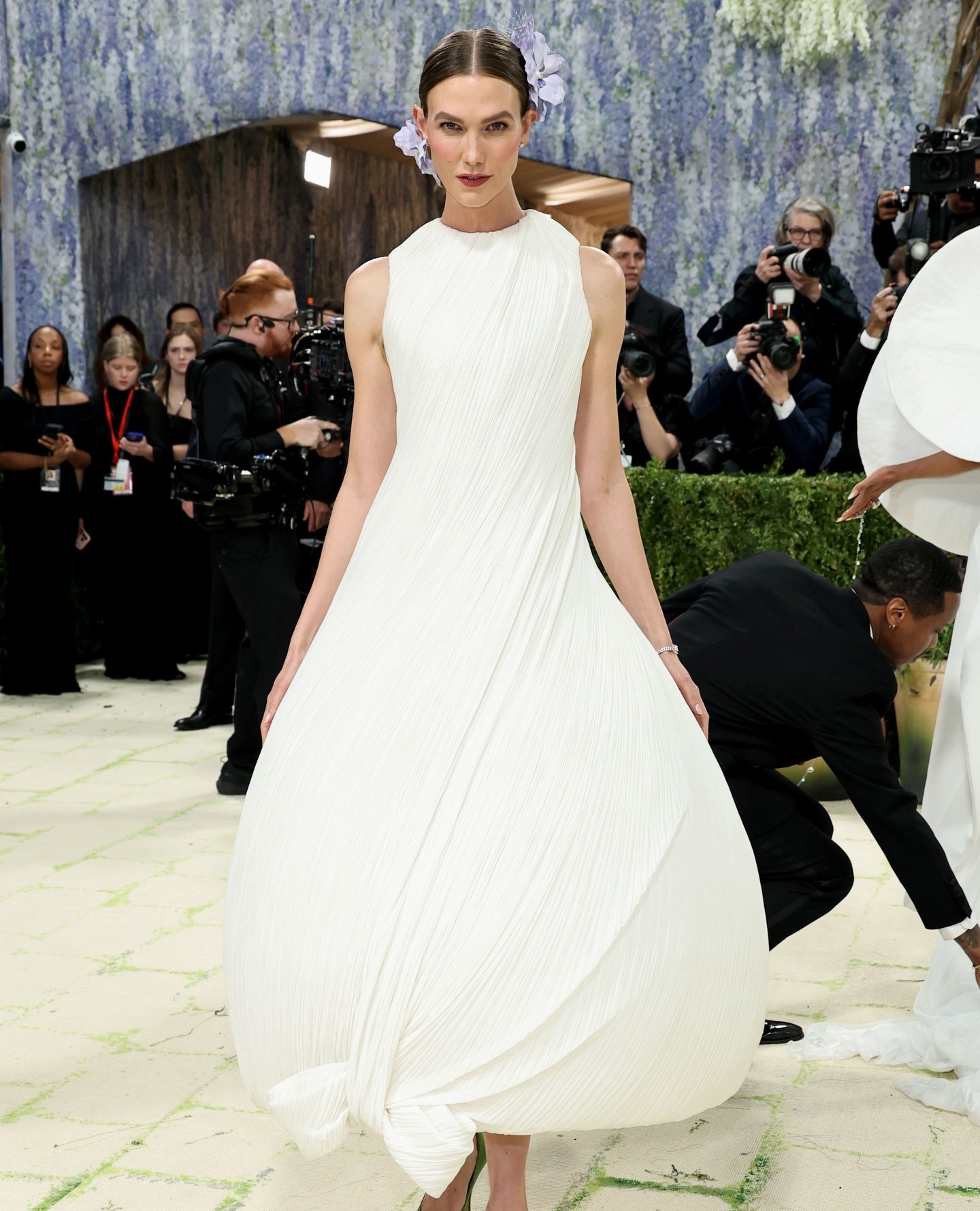 Hinh anh Khi Dior biến thảm xanh Met Gala 2026 thành "triển lãm nghệ thuật sống" 10