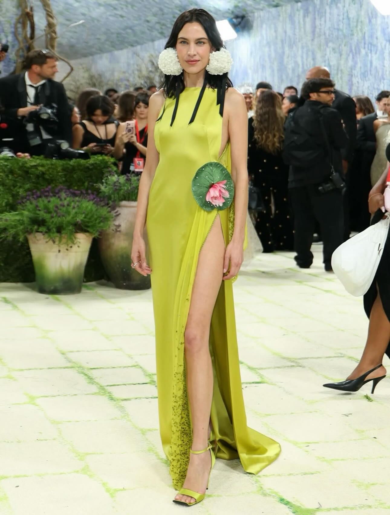Hinh anh Khi Dior biến thảm xanh Met Gala 2026 thành "triển lãm nghệ thuật sống" 8