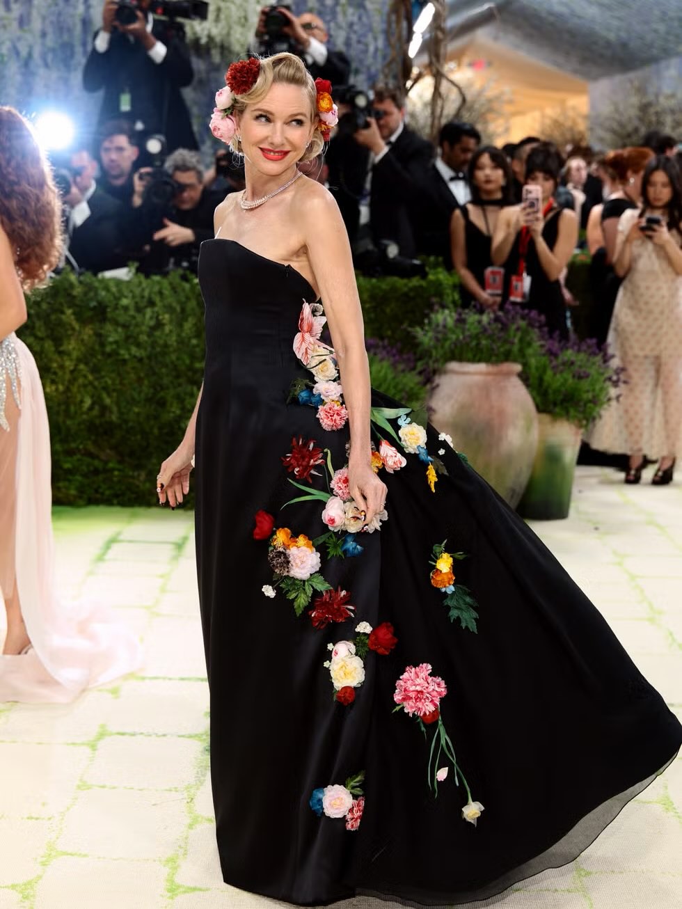 Hinh anh Khi Dior biến thảm xanh Met Gala 2026 thành "triển lãm nghệ thuật sống" 6