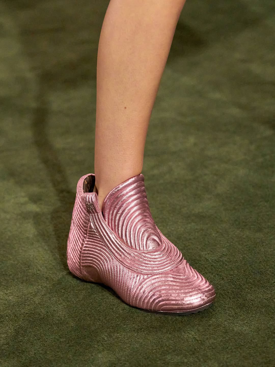 Hinh anh Louis Vuitton Cruise 2027: Bản chắp nối giữa uptown, downtown và văn hóa đại chúng 37