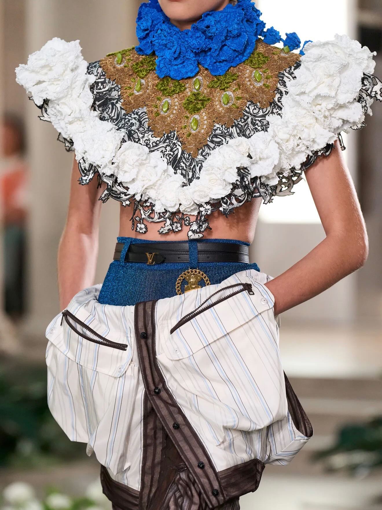 Hinh anh Louis Vuitton Cruise 2027: Bản chắp nối giữa uptown, downtown và văn hóa đại chúng 17