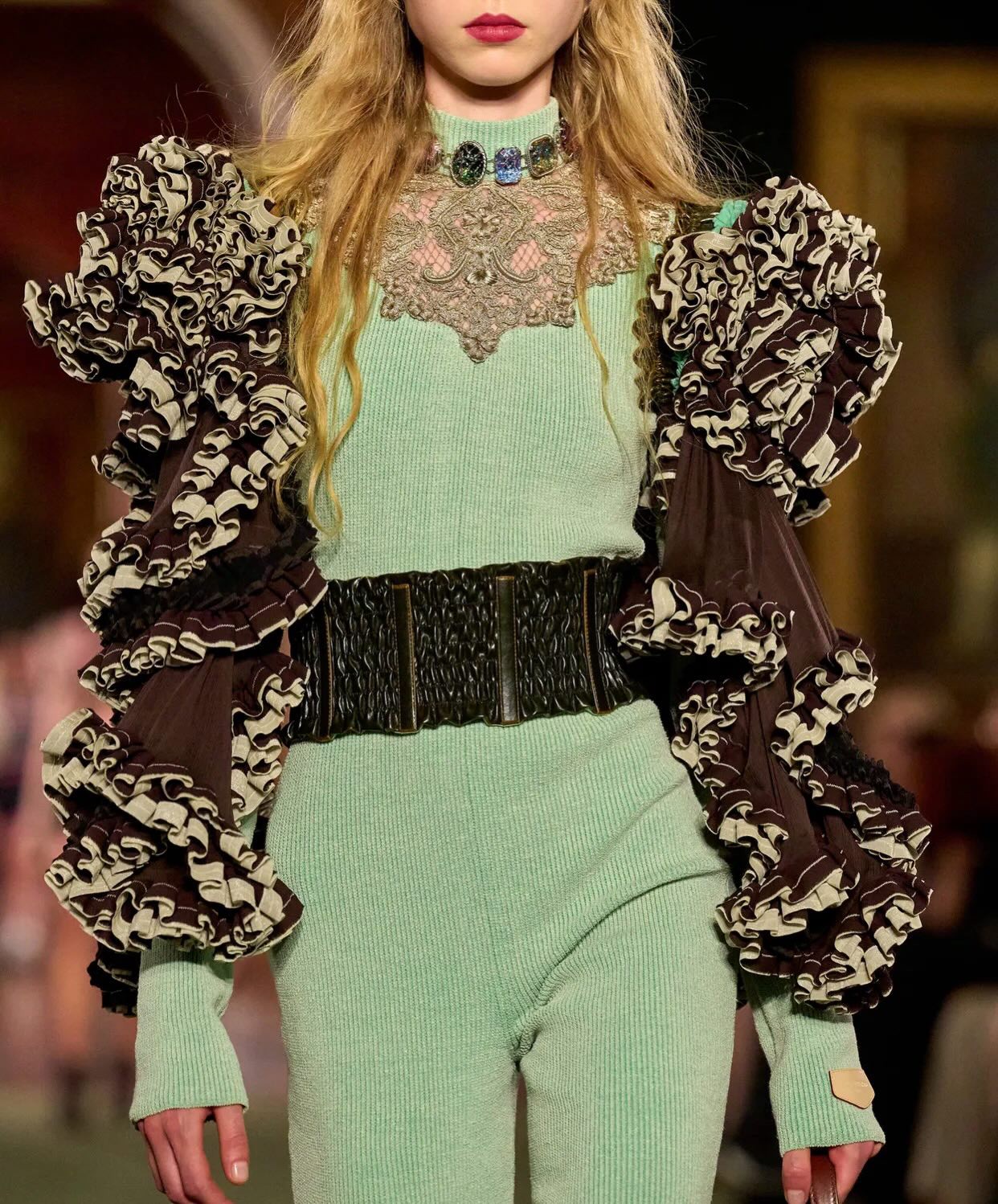 Hinh anh Louis Vuitton Cruise 2027: Bản chắp nối giữa uptown, downtown và văn hóa đại chúng 16