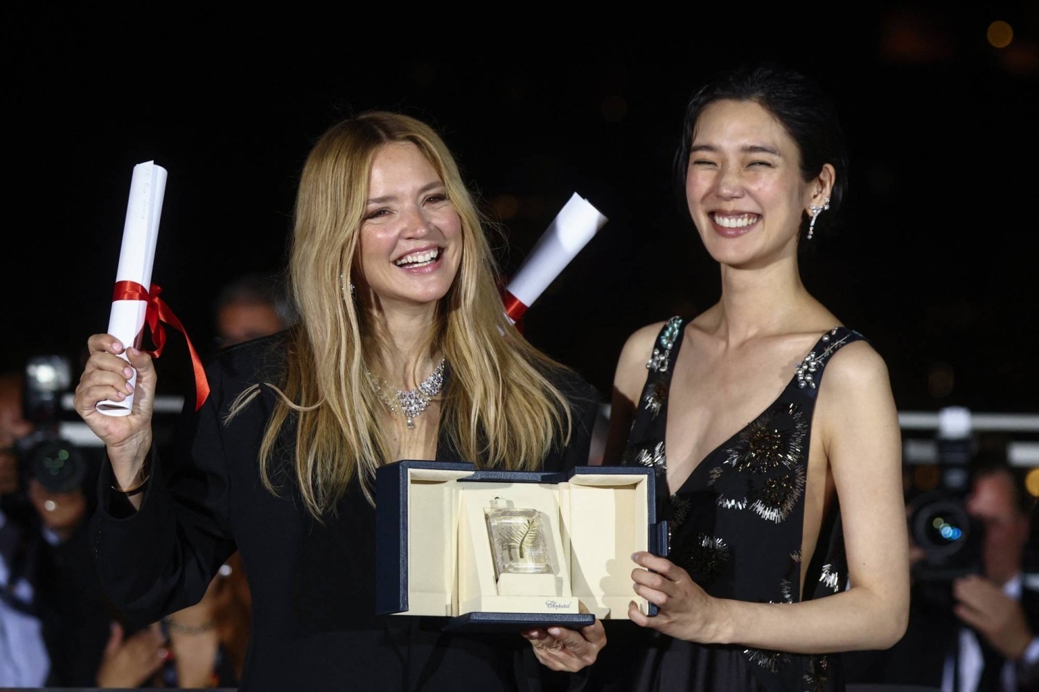 Hinh anh Tao Okamoto, người đóng vai chính trong phim "All of a Sudden" của đạo diễn Ryusuke Hamaguchi, đã trở thành nữ diễn viên Nhật Bản đầu tiên giành giải "Nữ diễn viên chính xuất sắc nhất" tại Liên hoan Phim Quốc tế Cannes lần thứ 79 năm 2026. Chỉ trong vòng 13 năm, cô đã thực sự chứng minh được tài năng đa lĩnh vực của mình. 1