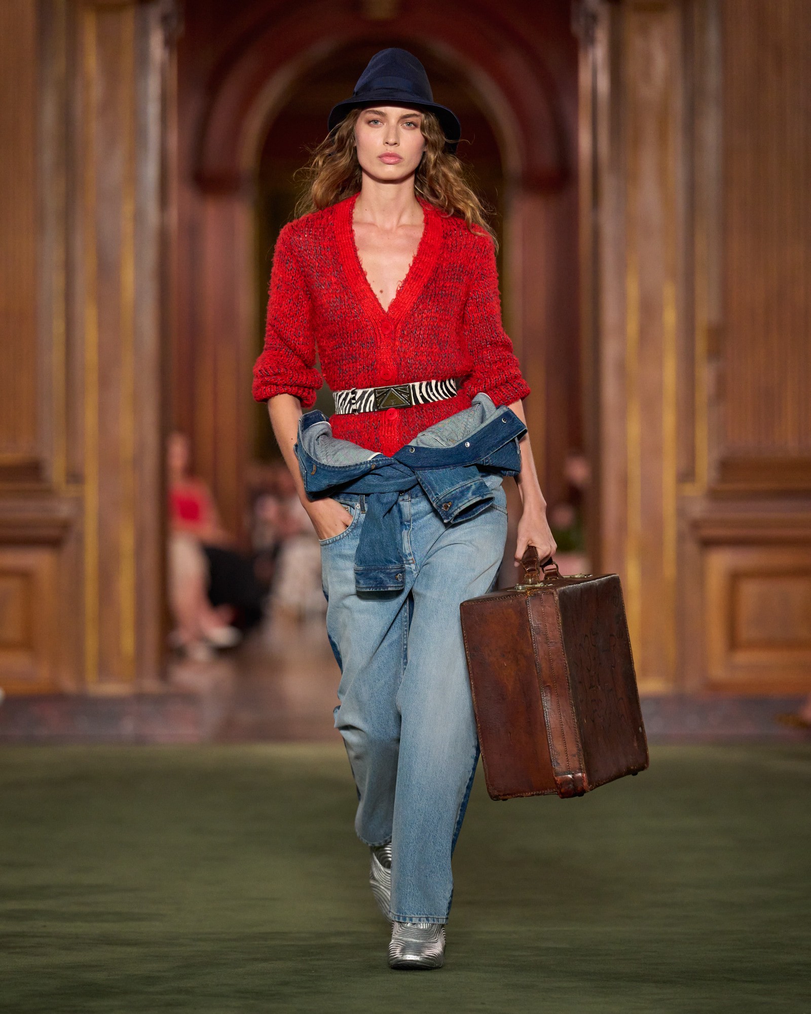 Hinh anh Louis Vuitton Cruise 2027: Bản chắp nối giữa uptown, downtown và văn hóa đại chúng 1
