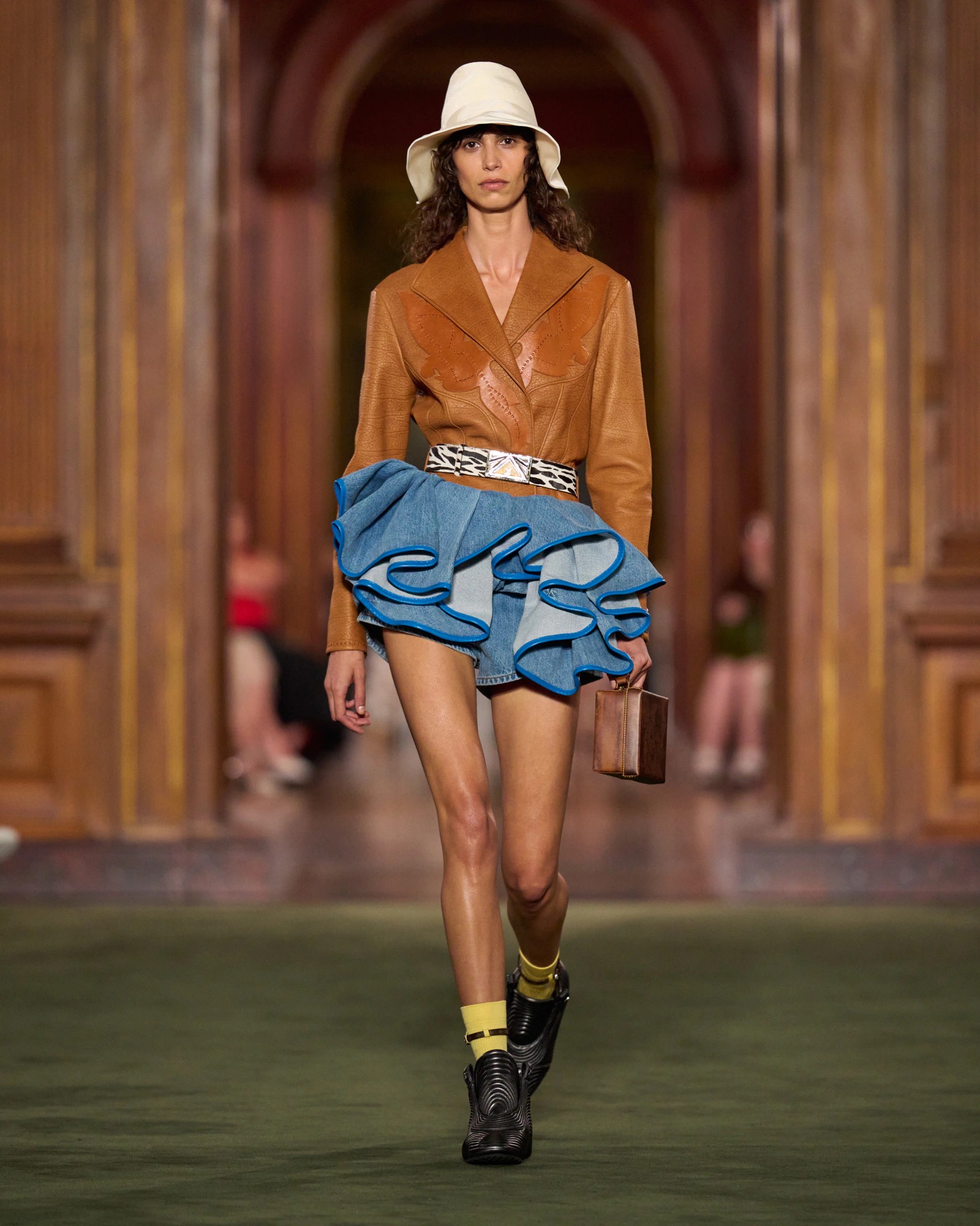 Hinh anh Louis Vuitton Cruise 2027: Bản chắp nối giữa uptown, downtown và văn hóa đại chúng 50