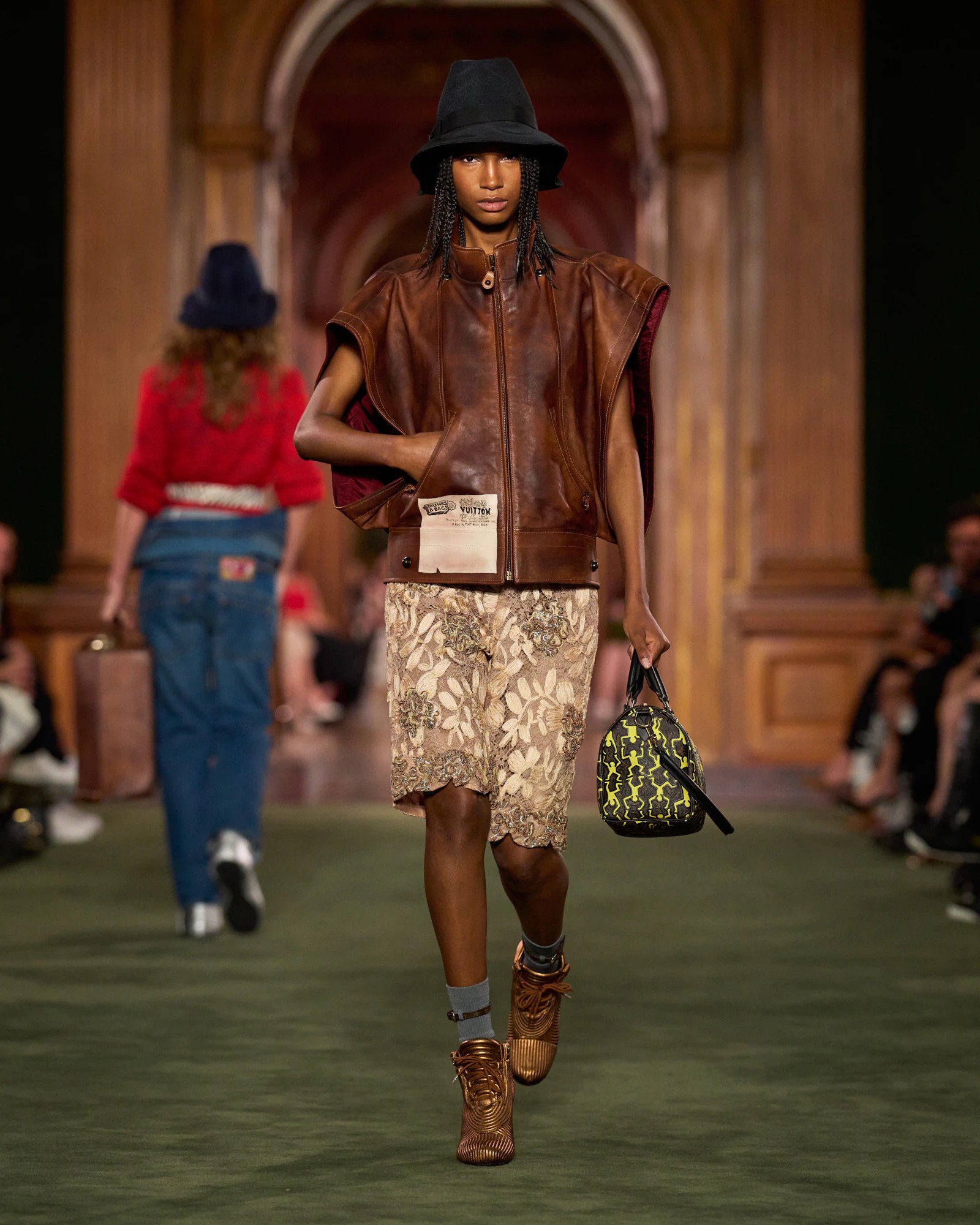 Hinh anh Louis Vuitton Cruise 2027: Bản chắp nối giữa uptown, downtown và văn hóa đại chúng 24