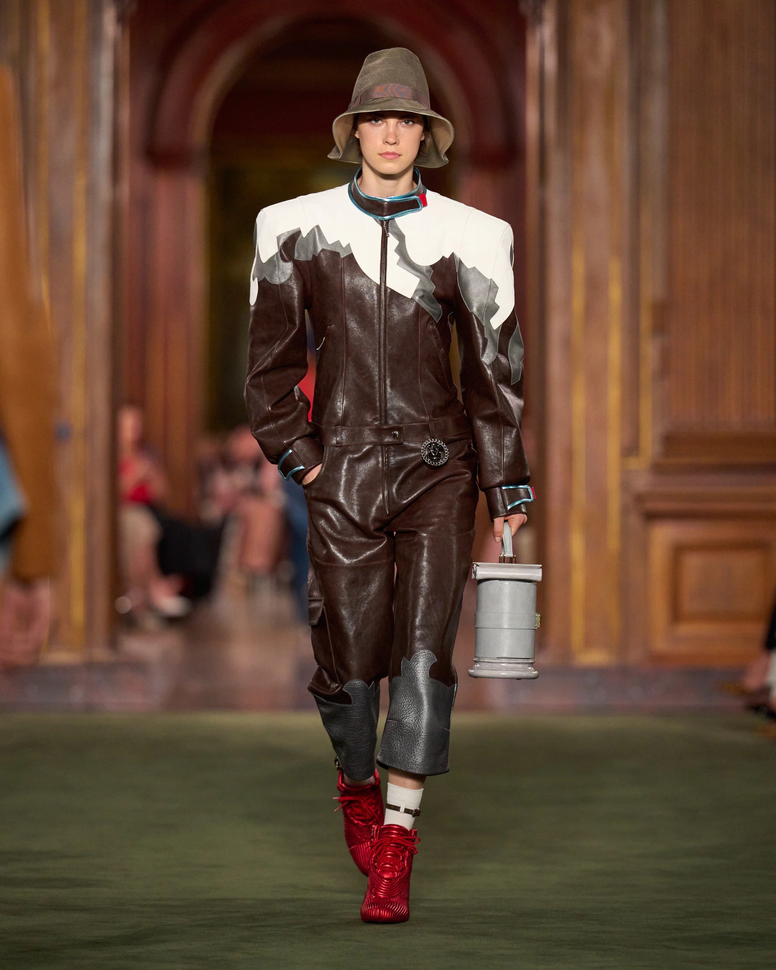 Hinh anh Louis Vuitton Cruise 2027: Bản chắp nối giữa uptown, downtown và văn hóa đại chúng 23