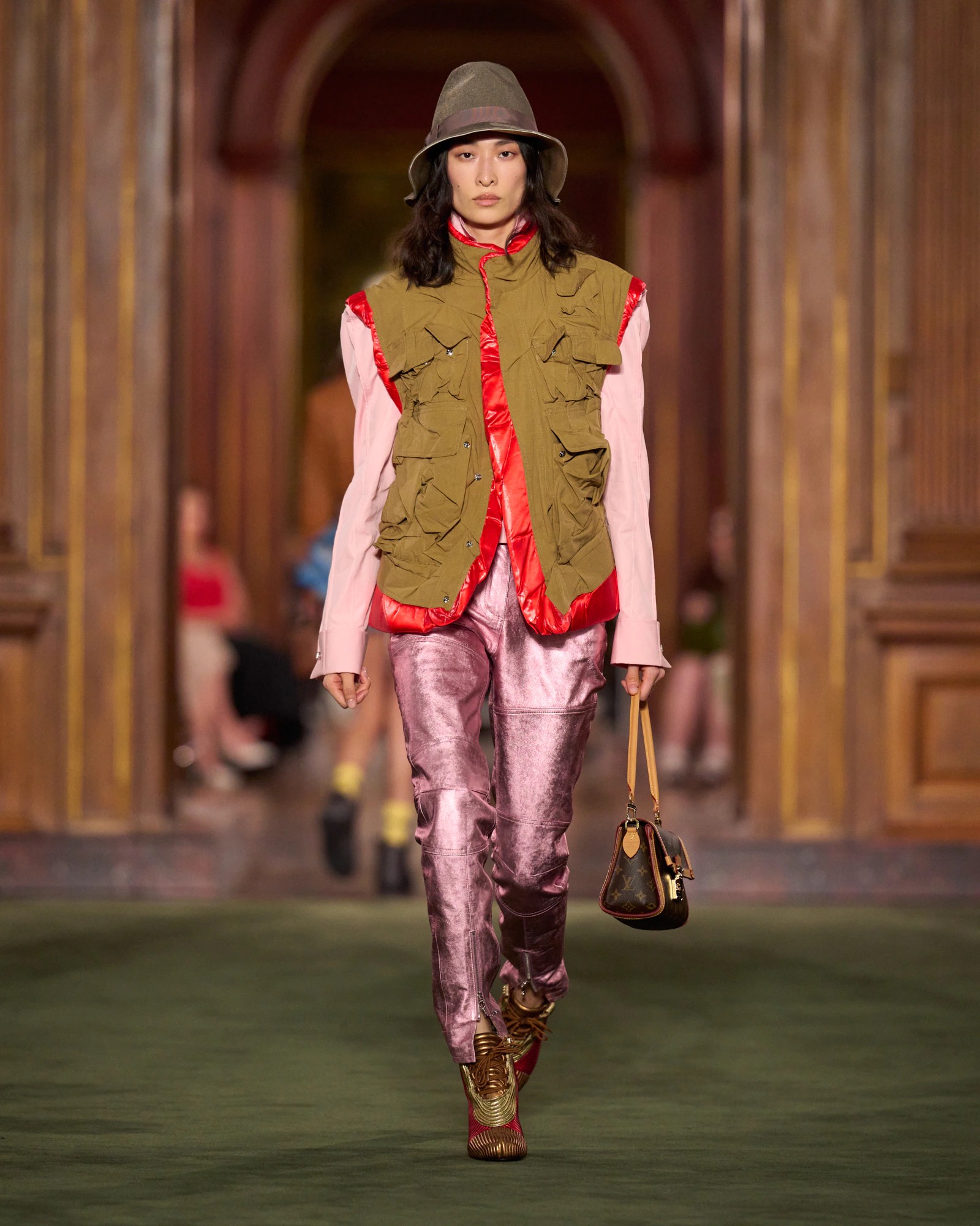 Hinh anh Louis Vuitton Cruise 2027: Bản chắp nối giữa uptown, downtown và văn hóa đại chúng 25