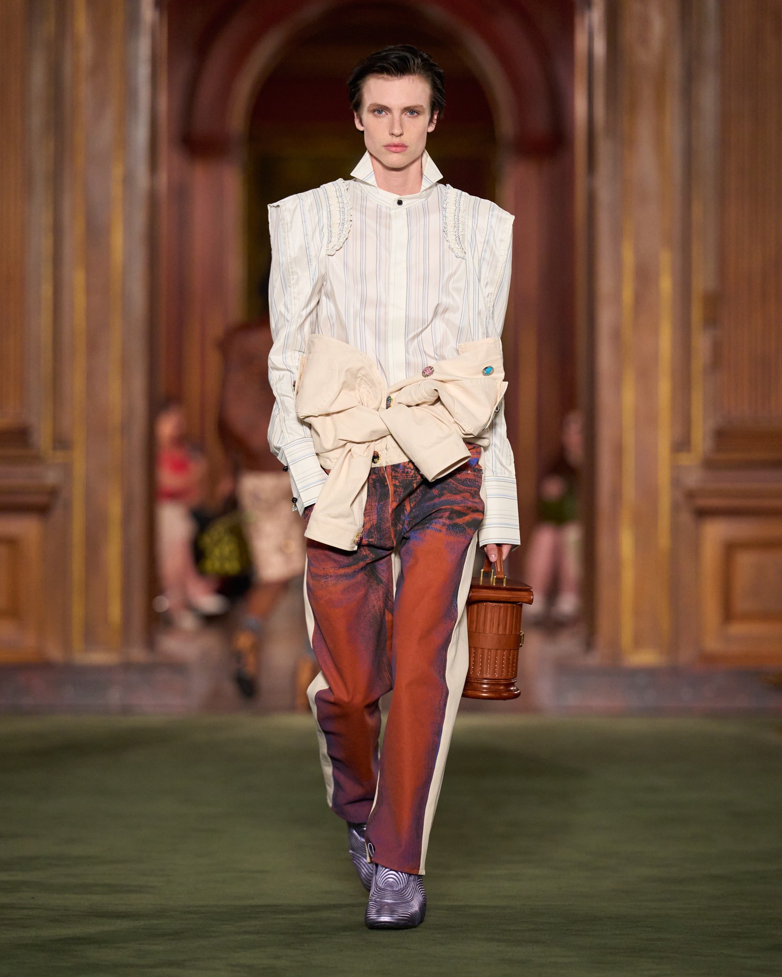Hinh anh Louis Vuitton Cruise 2027: Bản chắp nối giữa uptown, downtown và văn hóa đại chúng 26
