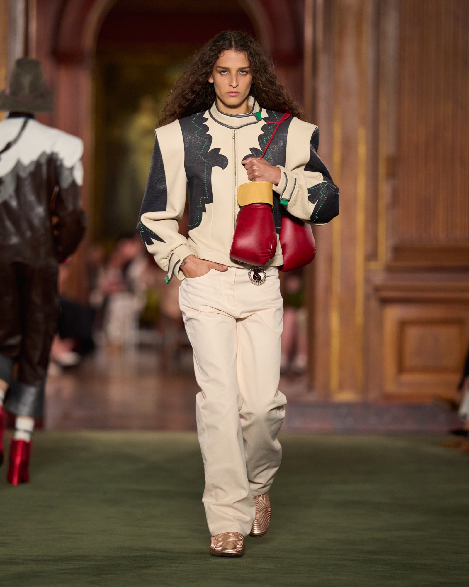 Hinh anh Louis Vuitton Cruise 2027: Bản chắp nối giữa uptown, downtown và văn hóa đại chúng 11