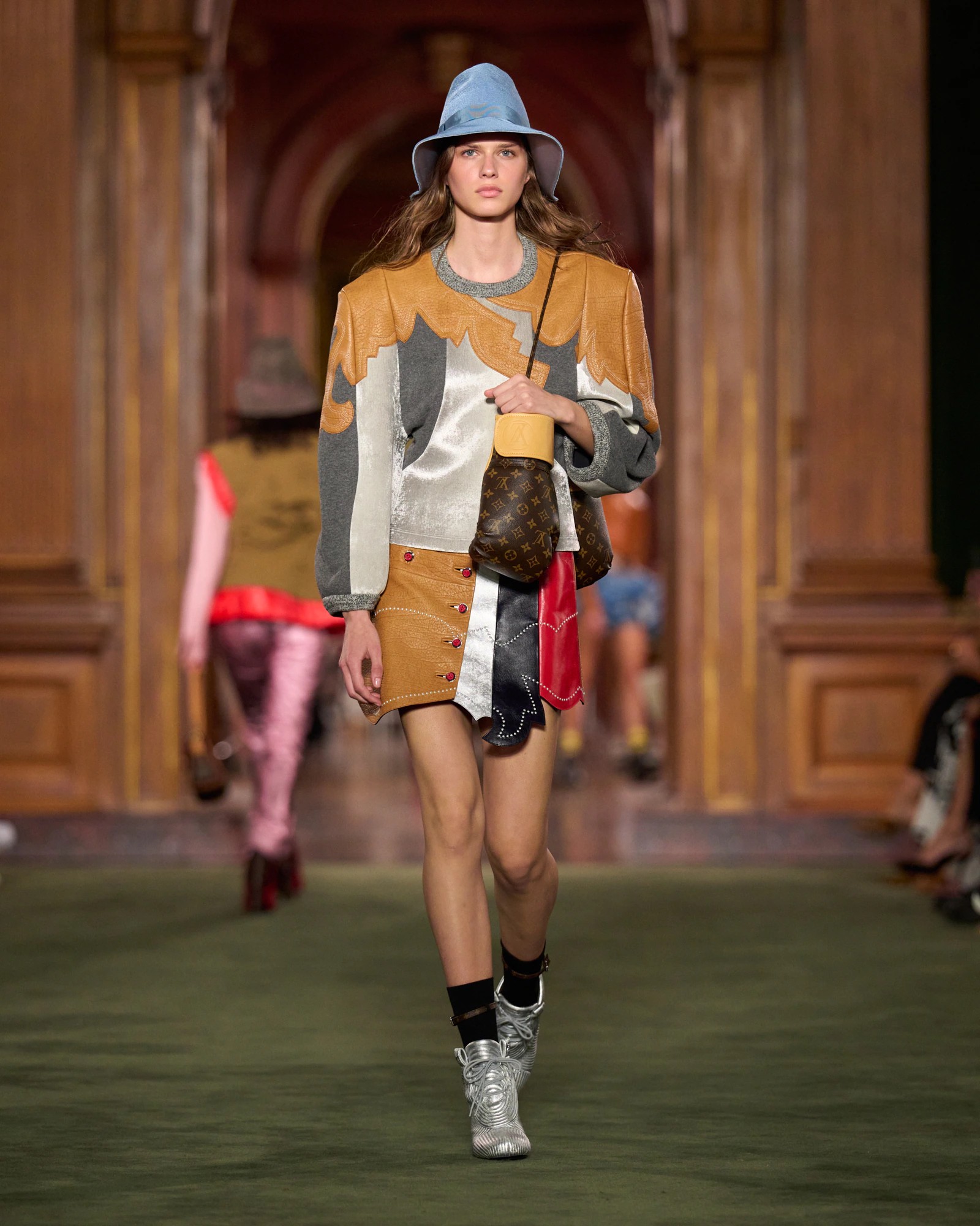 Hinh anh Louis Vuitton Cruise 2027: Bản chắp nối giữa uptown, downtown và văn hóa đại chúng 8
