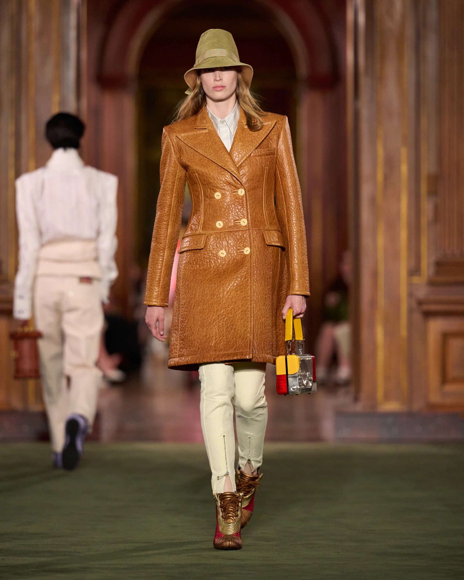 Hinh anh Louis Vuitton Cruise 2027: Bản chắp nối giữa uptown, downtown và văn hóa đại chúng 3
