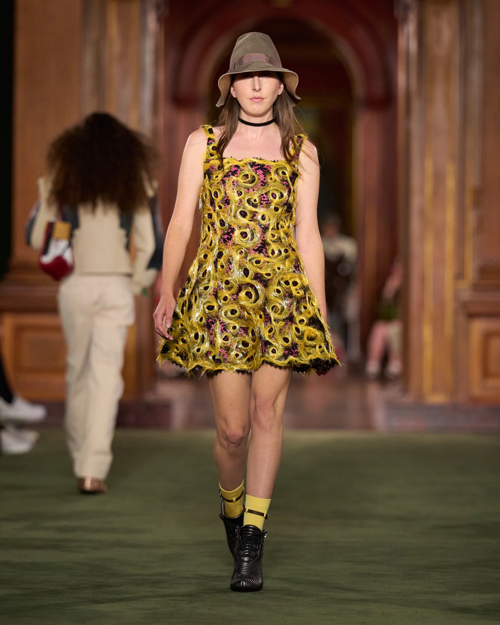 Hinh anh Louis Vuitton Cruise 2027: Bản chắp nối giữa uptown, downtown và văn hóa đại chúng 49