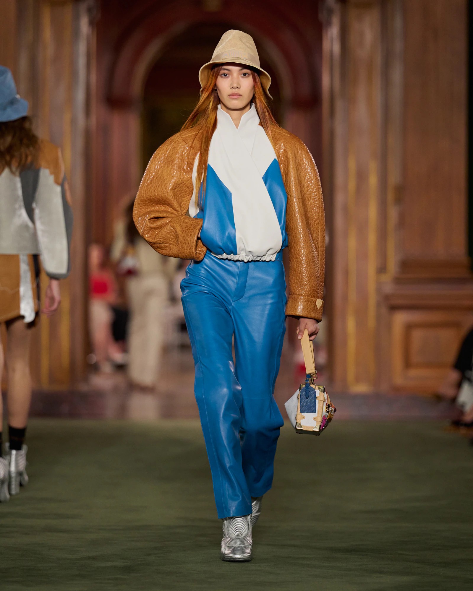 Hinh anh Louis Vuitton Cruise 2027: Bản chắp nối giữa uptown, downtown và văn hóa đại chúng 5