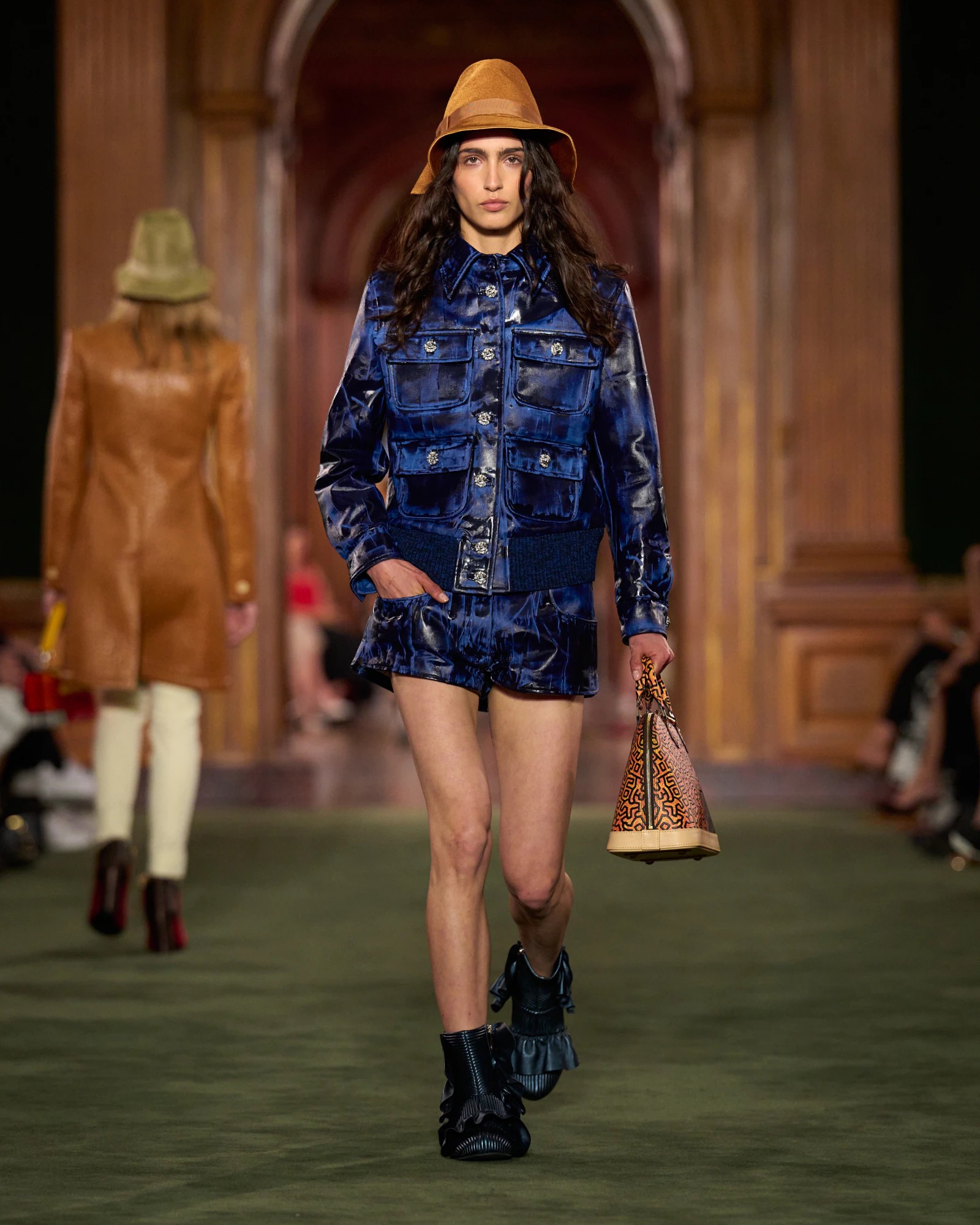 Hinh anh Louis Vuitton Cruise 2027: Bản chắp nối giữa uptown, downtown và văn hóa đại chúng 27