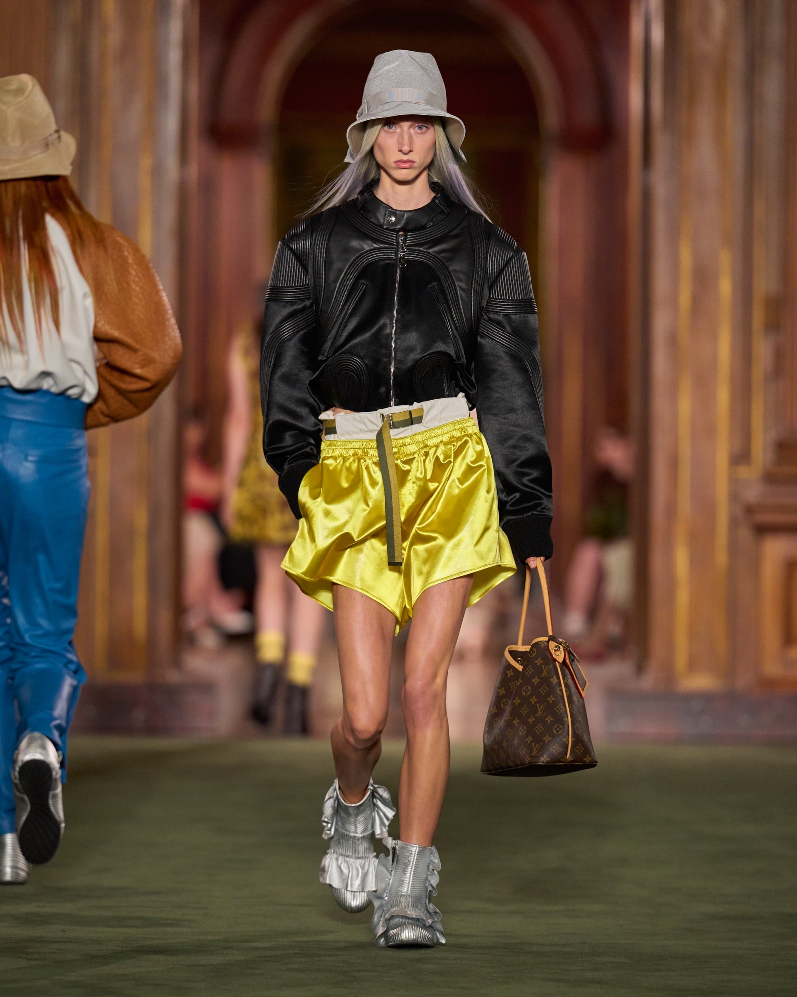 Hinh anh Louis Vuitton Cruise 2027: Bản chắp nối giữa uptown, downtown và văn hóa đại chúng 18