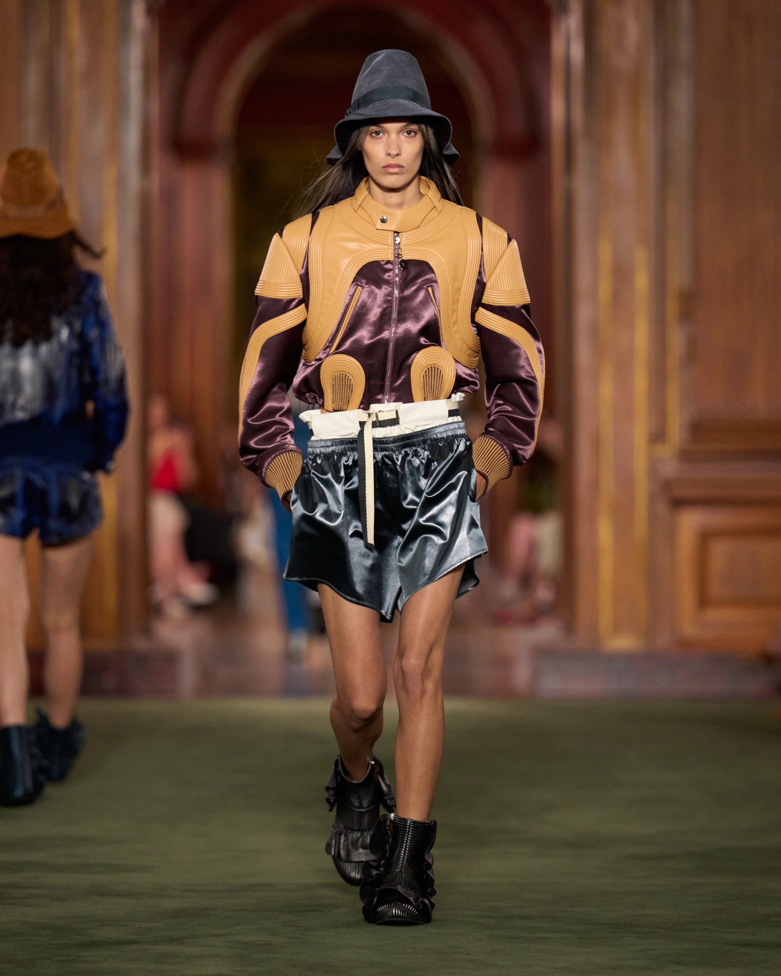 Hinh anh Louis Vuitton Cruise 2027: Bản chắp nối giữa uptown, downtown và văn hóa đại chúng 19
