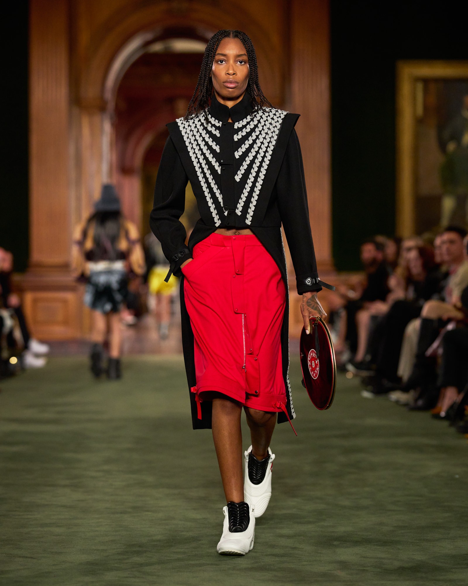 Hinh anh Louis Vuitton Cruise 2027: Bản chắp nối giữa uptown, downtown và văn hóa đại chúng 13