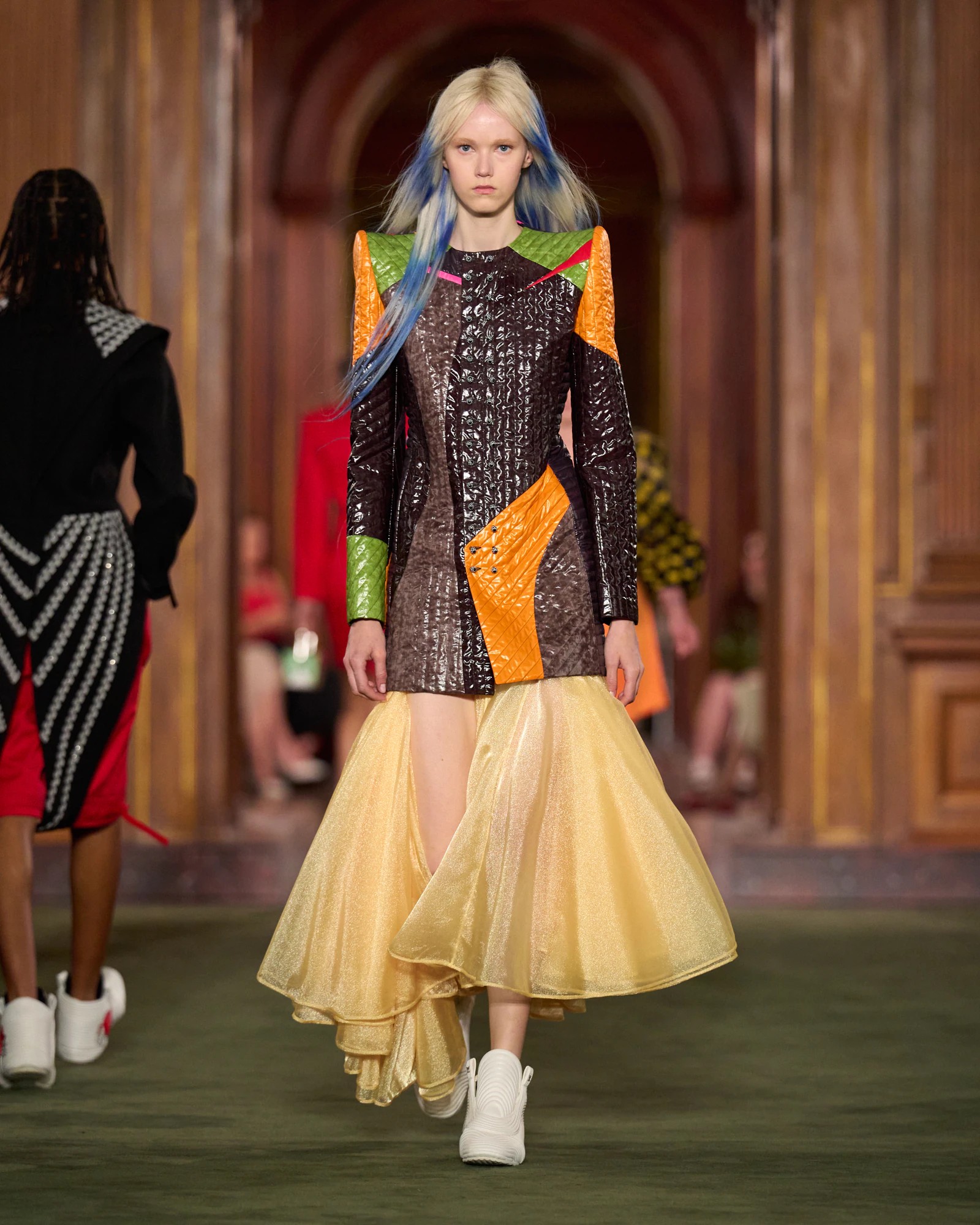 Hinh anh Louis Vuitton Cruise 2027: Bản chắp nối giữa uptown, downtown và văn hóa đại chúng 22