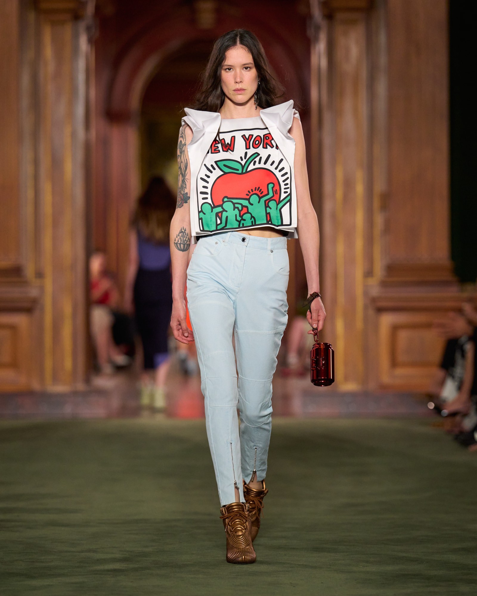 Hinh anh Louis Vuitton Cruise 2027: Bản chắp nối giữa uptown, downtown và văn hóa đại chúng 15