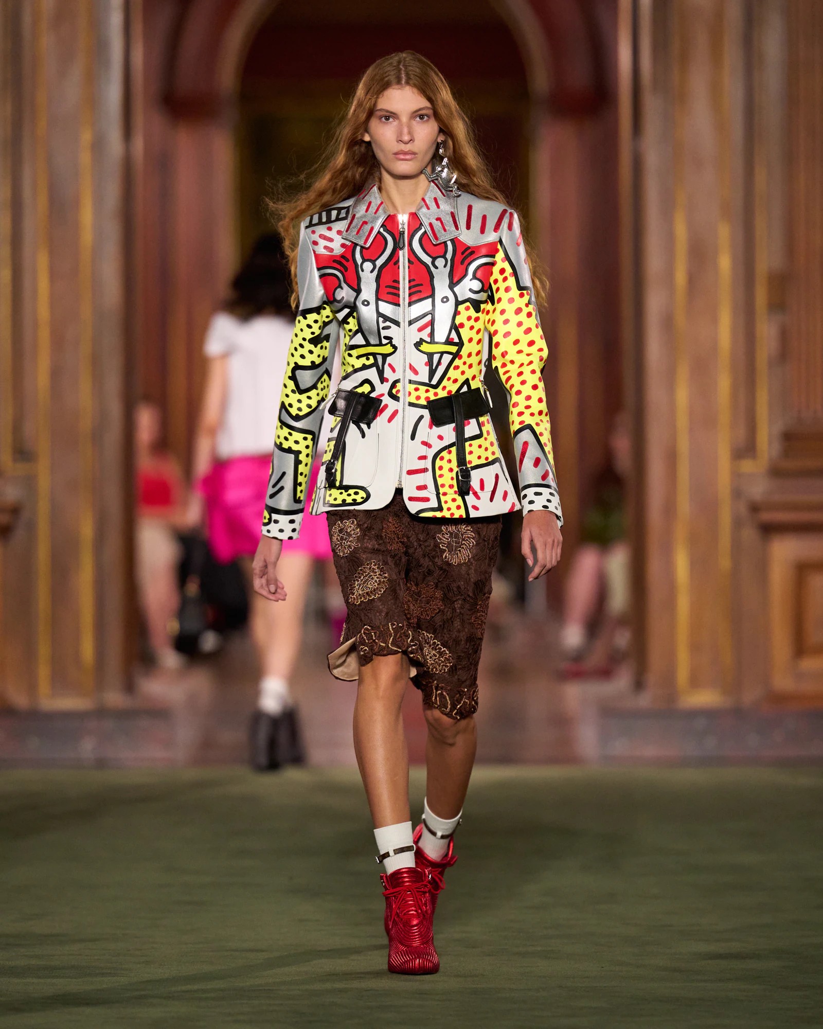 Hinh anh Louis Vuitton Cruise 2027: Bản chắp nối giữa uptown, downtown và văn hóa đại chúng 7
