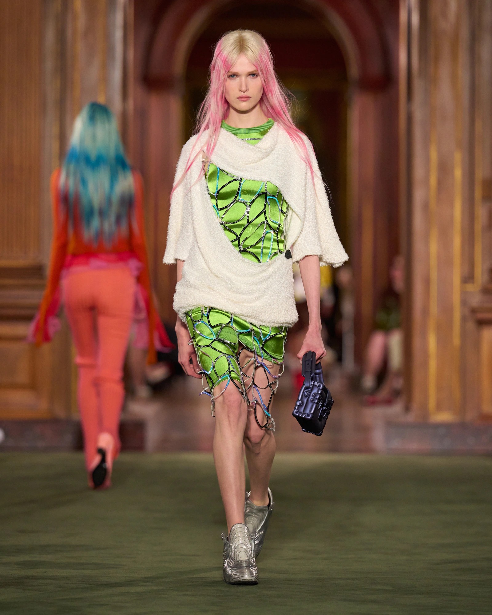 Hinh anh Louis Vuitton Cruise 2027: Bản chắp nối giữa uptown, downtown và văn hóa đại chúng 12