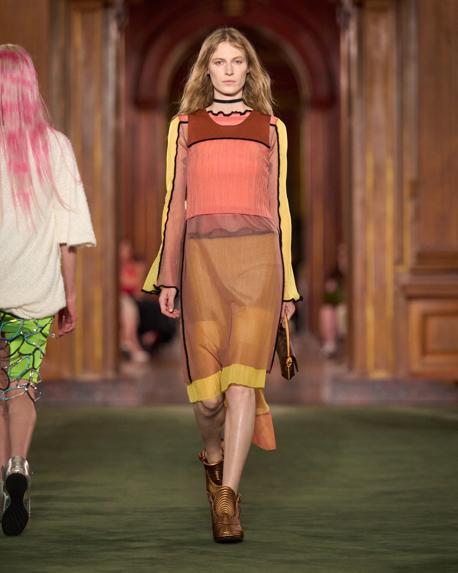 Hinh anh Louis Vuitton Cruise 2027: Bản chắp nối giữa uptown, downtown và văn hóa đại chúng 6