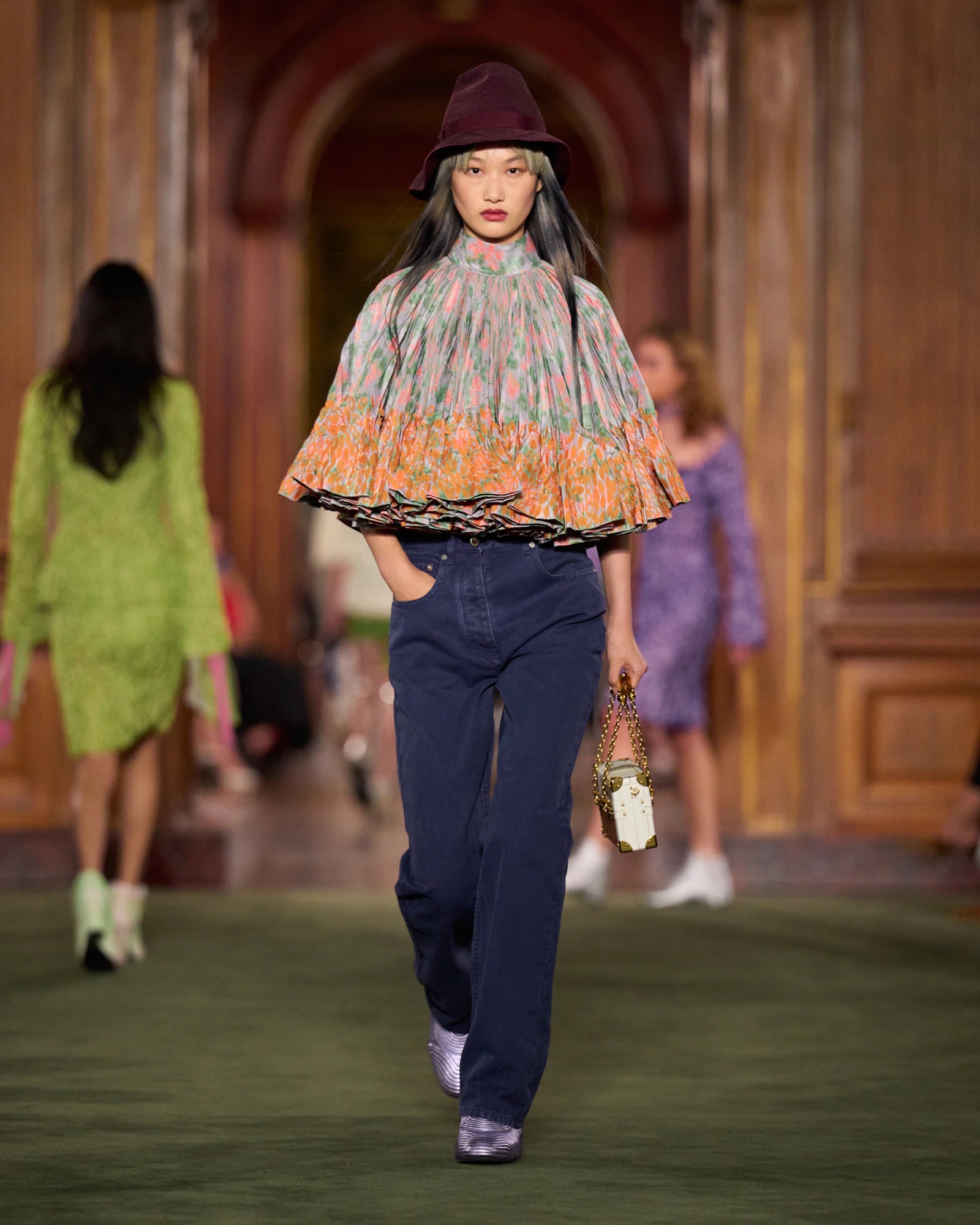 Hinh anh Louis Vuitton Cruise 2027: Bản chắp nối giữa uptown, downtown và văn hóa đại chúng 48