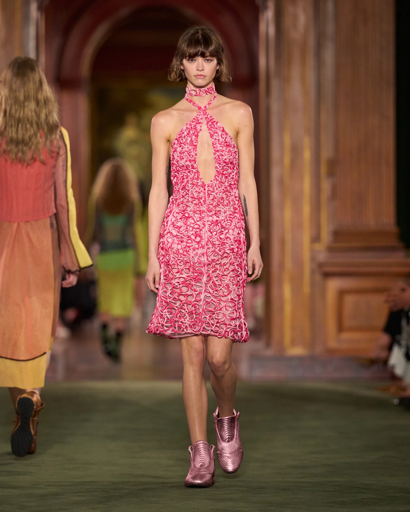 Hinh anh Louis Vuitton Cruise 2027: Bản chắp nối giữa uptown, downtown và văn hóa đại chúng 43