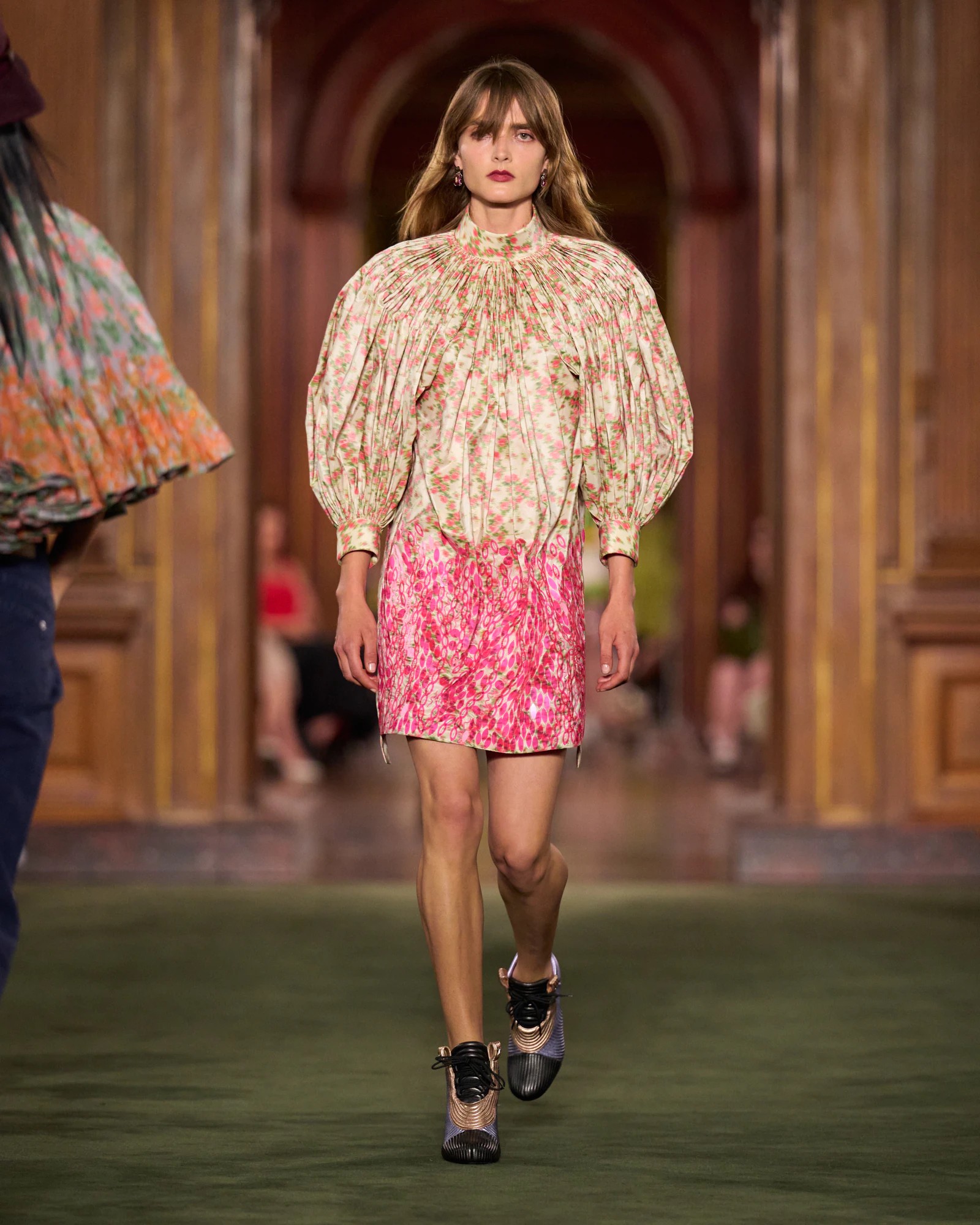 Hinh anh Louis Vuitton Cruise 2027: Bản chắp nối giữa uptown, downtown và văn hóa đại chúng 46