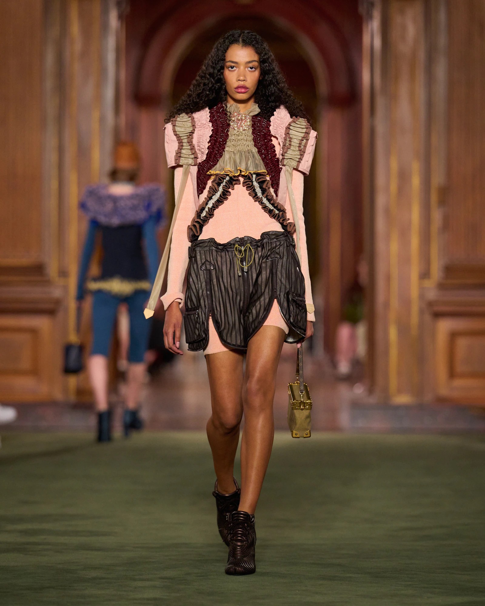 Hinh anh Louis Vuitton Cruise 2027: Bản chắp nối giữa uptown, downtown và văn hóa đại chúng 14