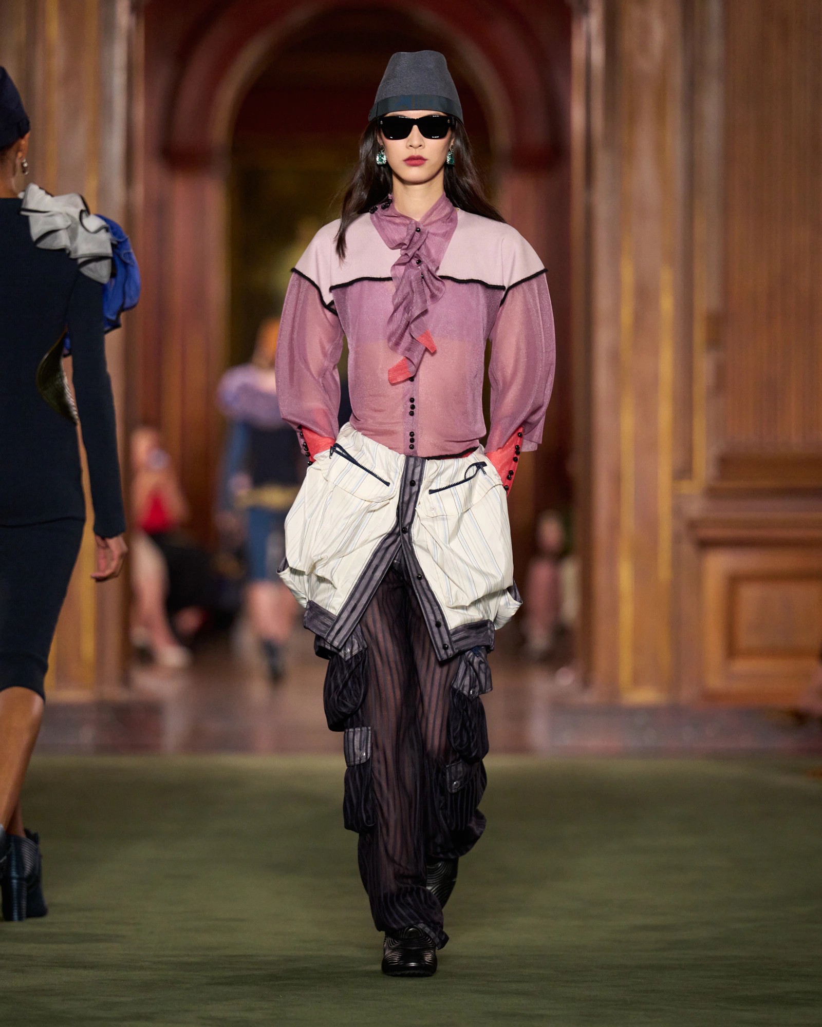 Hinh anh Louis Vuitton Cruise 2027: Bản chắp nối giữa uptown, downtown và văn hóa đại chúng 10