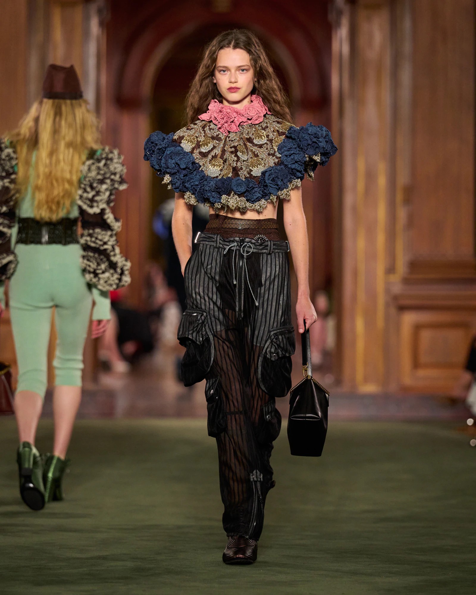 Hinh anh Louis Vuitton Cruise 2027: Bản chắp nối giữa uptown, downtown và văn hóa đại chúng 21