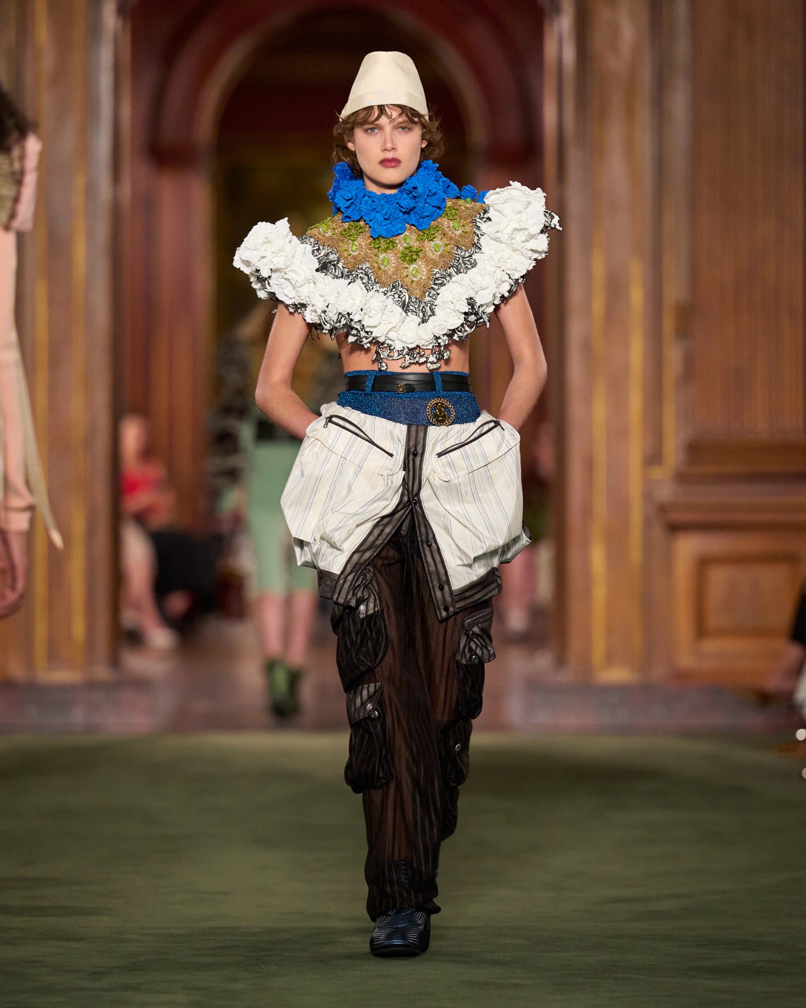 Hinh anh Louis Vuitton Cruise 2027: Bản chắp nối giữa uptown, downtown và văn hóa đại chúng 20