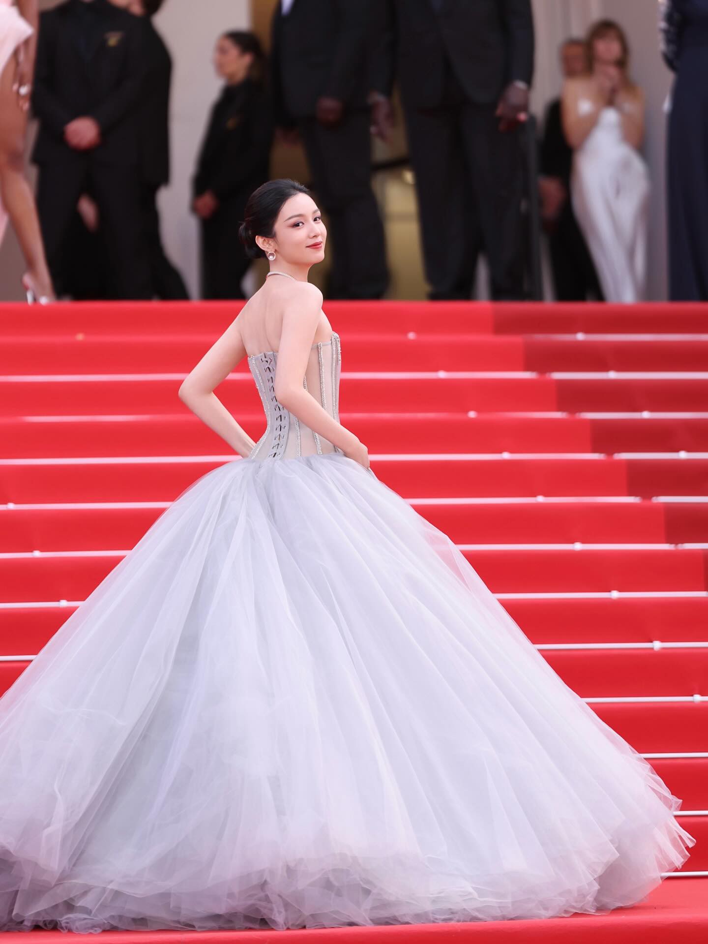 Hinh anh Châu Dã mang “Cành Vàng Lá Ngọc” của PHAN HUY lên thảm đỏ Cannes 2026 1
