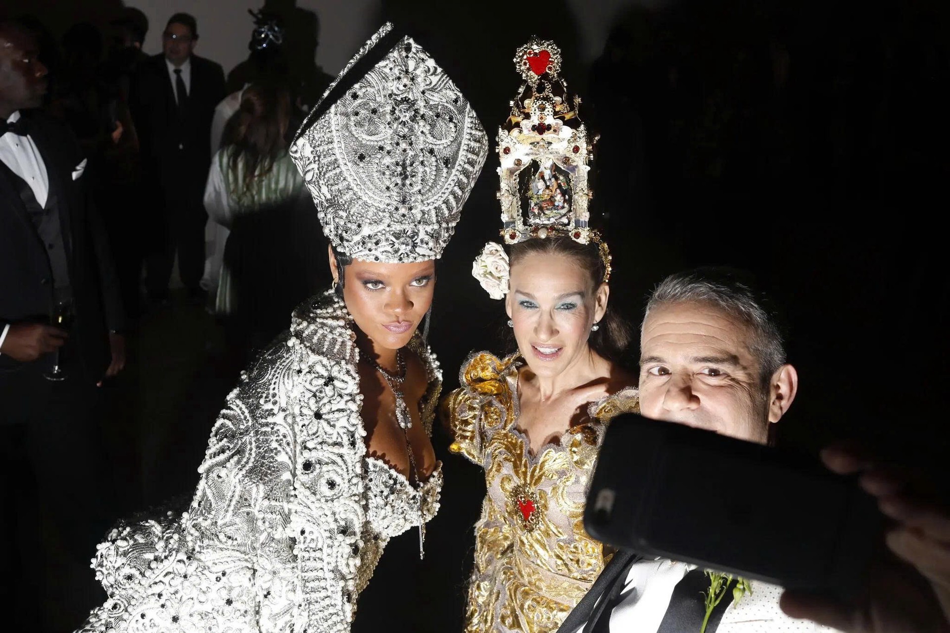 Hinh anh Sau đêm tiệc hào nhoáng Met Gala, Viện Trang phục còn lại gì?  6