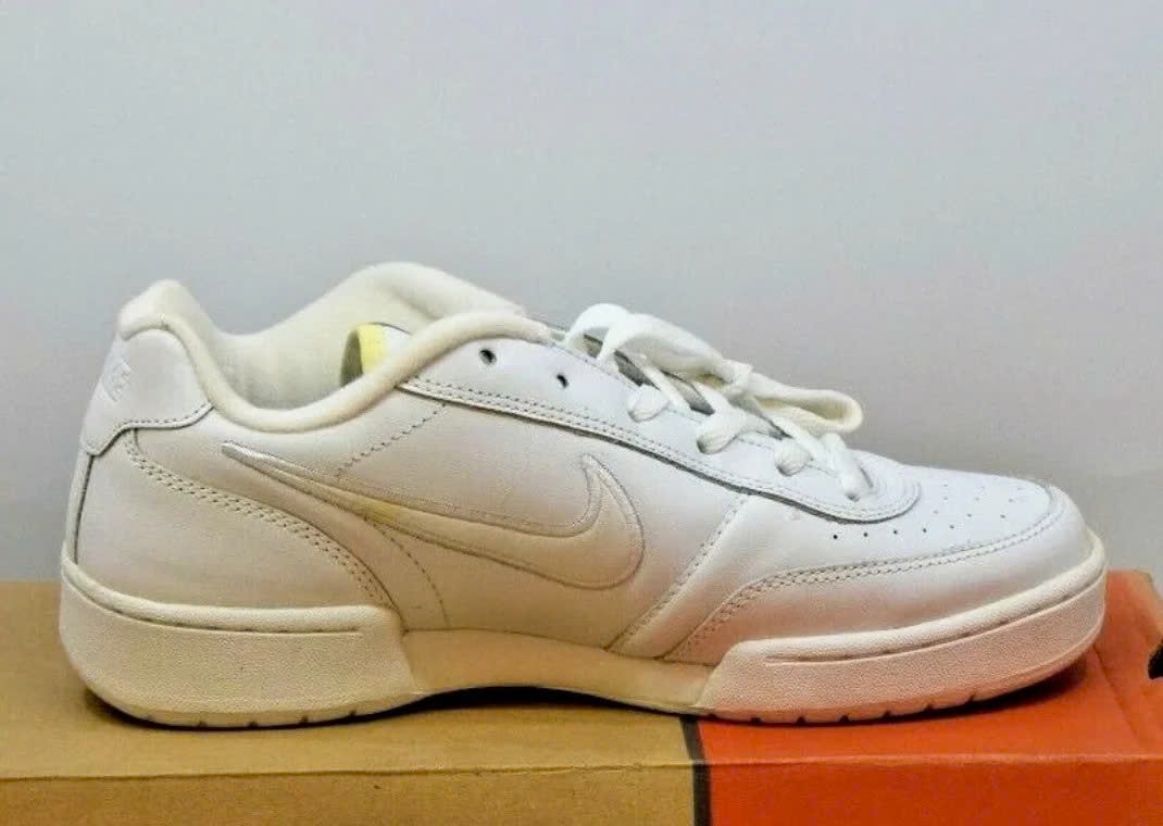 Hinh anh Sự thật về đôi giày thể thao Nike ẩn sau lớp áo choàng của Giáo hoàng Leo XIV 7