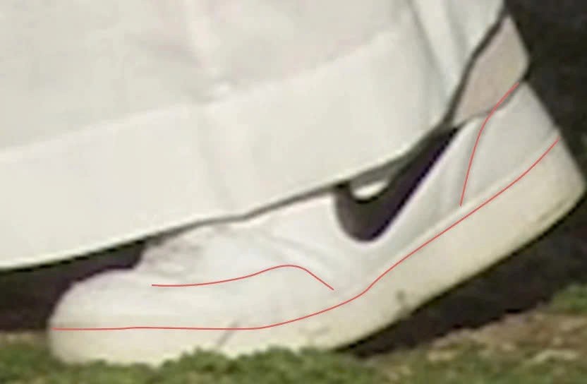 Hinh anh Sự thật về đôi giày thể thao Nike ẩn sau lớp áo choàng của Giáo hoàng Leo XIV 6