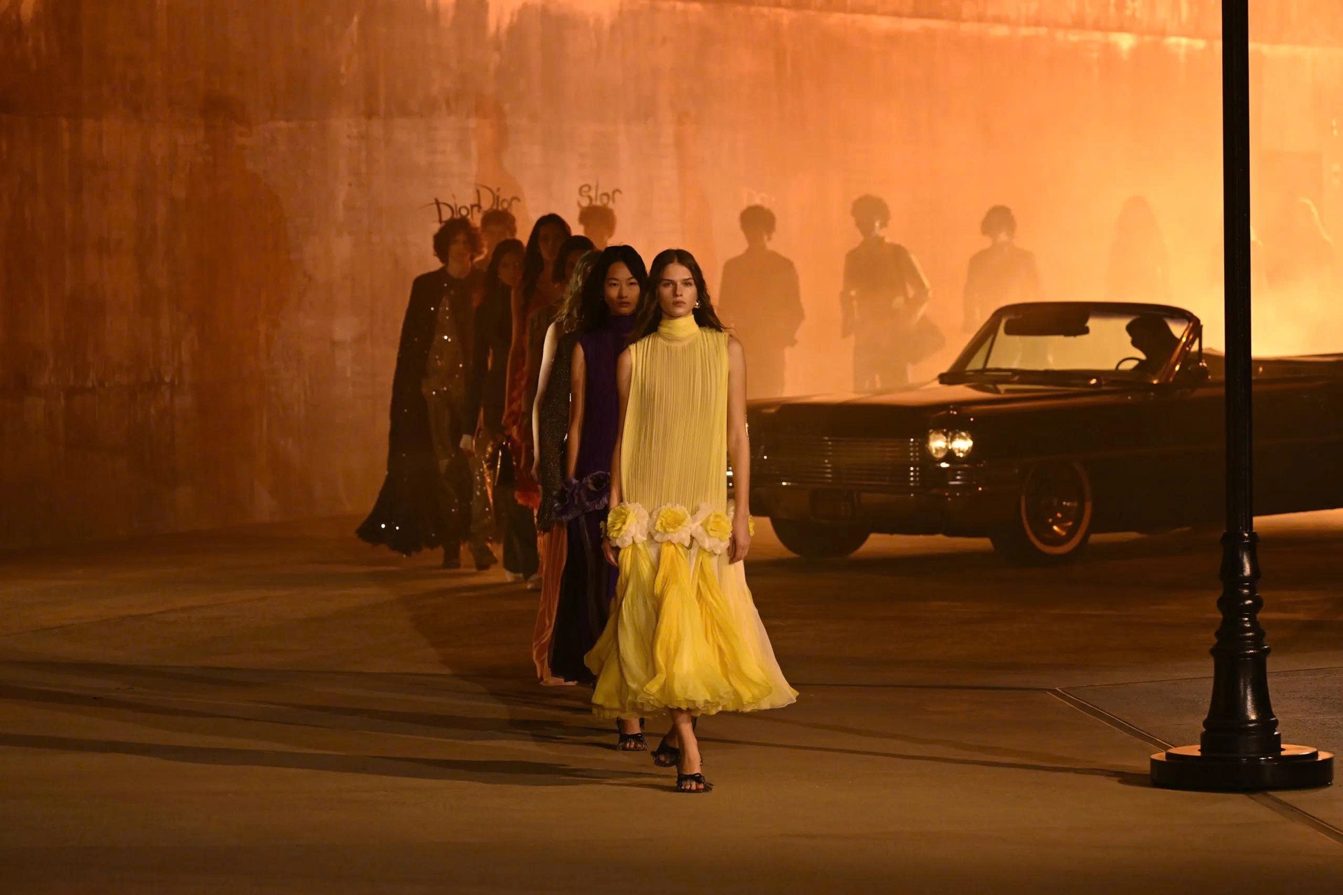 Hinh anh Những thước phim Film Noir "nhuộm đen" sàn runway 1