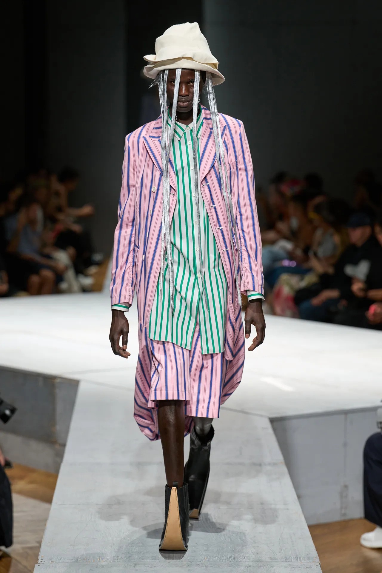 Hinh anh 6 xu hướng giày nam “khuấy đảo” Paris Men’s Fashion Week Xuân/Hè 2027 34